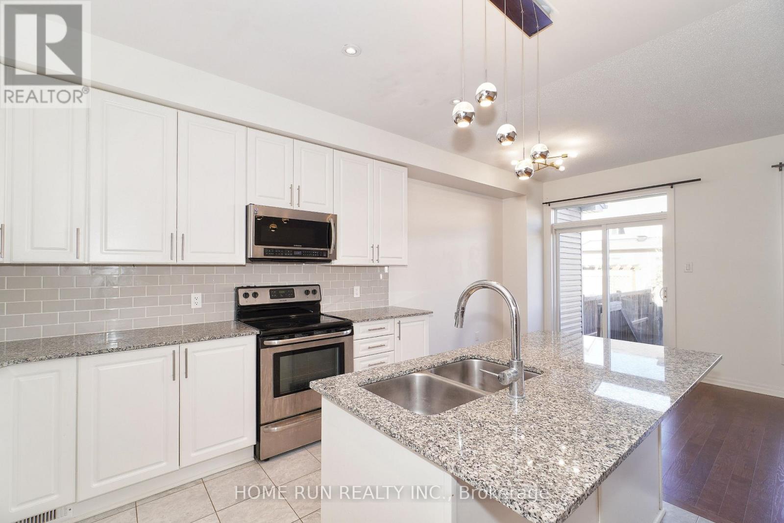 118 Overberg Way, Ottawa, Ontario K2S 0V9 - Photo 10 - X12489036