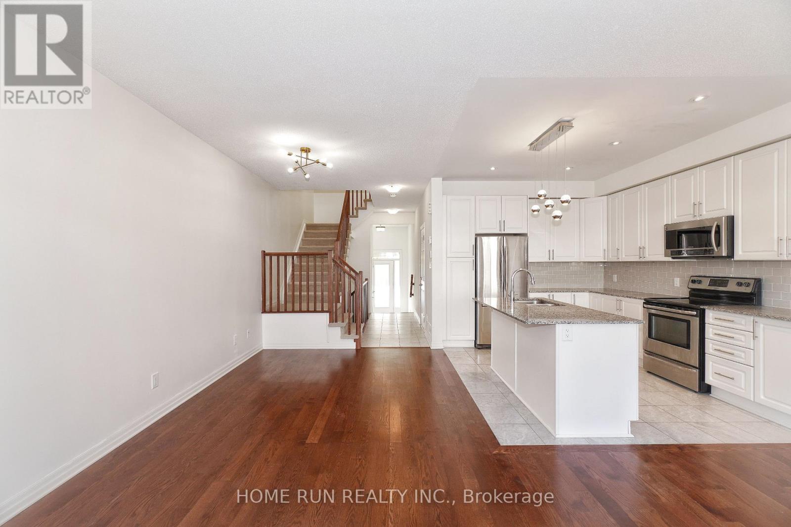 118 Overberg Way, Ottawa, Ontario K2S 0V9 - Photo 5 - X12489036