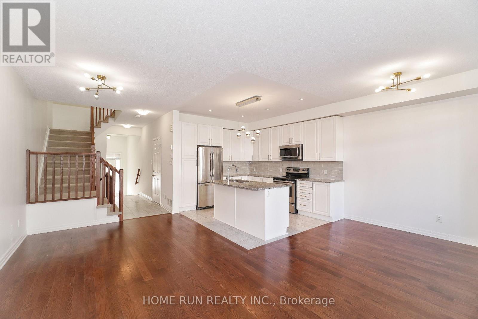 118 Overberg Way, Ottawa, Ontario K2S 0V9 - Photo 4 - X12489036