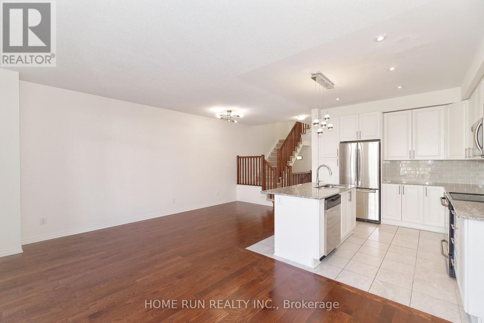 118 Overberg Way, Ottawa, Ontario K2S 0V9 - Photo 6 - X12489036