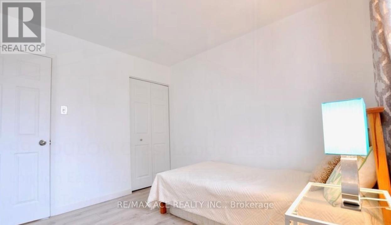 99 Toulon Crescent, London East, Ontario N5V 1J4 - Photo 4 - X12534628