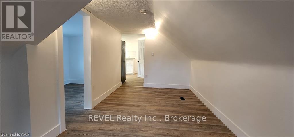 Upper - 5 Linwood Street, St. Catharines, Ontario  L2R 1H2 - Photo 5 - X12385585