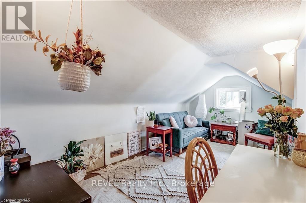 UPPER - 5 LINWOOD STREET, St. Catharines, Ontario