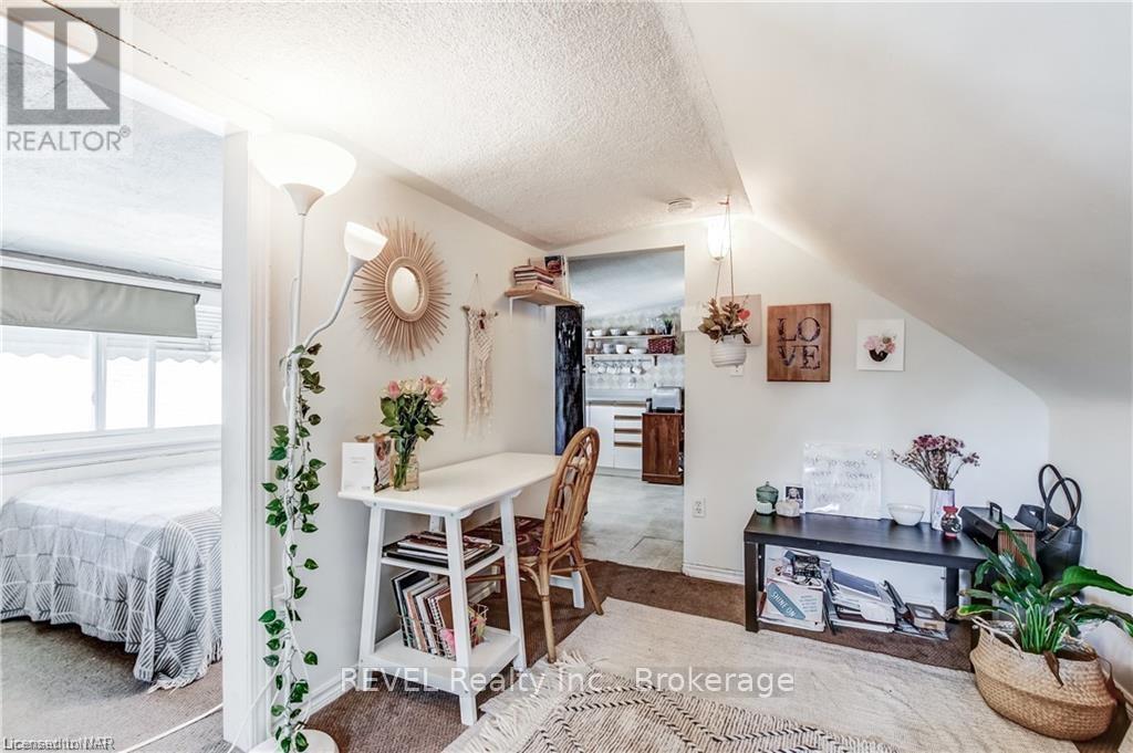 Upper - 5 Linwood Street, St. Catharines, Ontario  L2R 1H2 - Photo 4 - X12385585