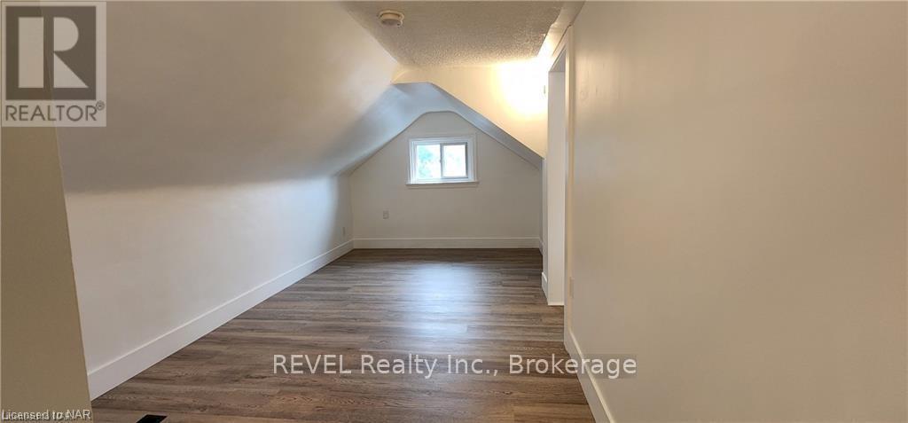 Upper - 5 Linwood Street, St. Catharines, Ontario  L2R 1H2 - Photo 2 - X12385585