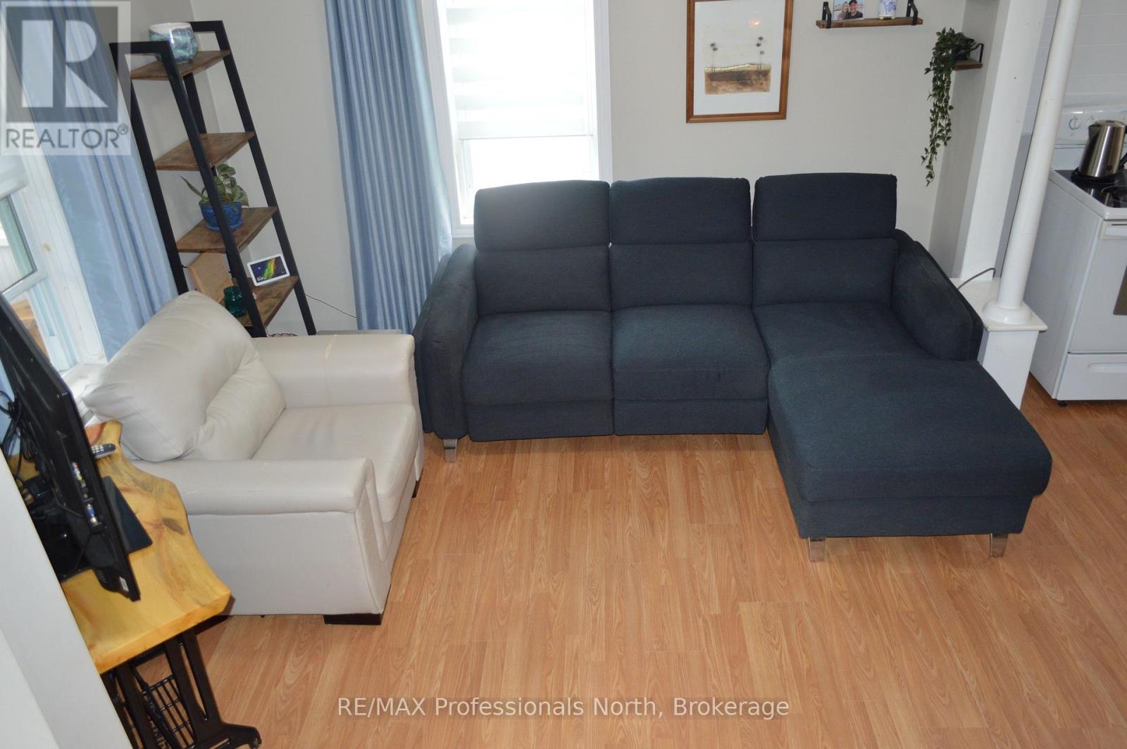 72 Bobcaygeon Road, Minden Hills, Ontario K0M 2K0 - Photo 12 - X12534820