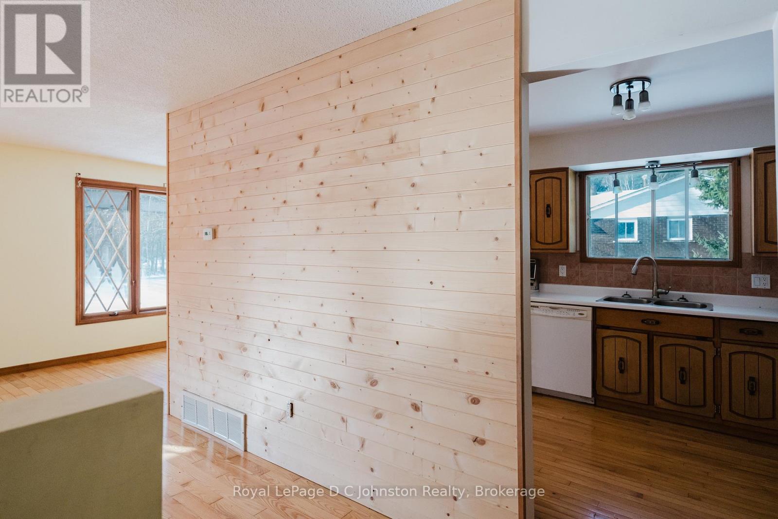 811 30th Street W, Georgian Bluffs, Ontario  N4K 6V5 - Photo 10 - X12534856