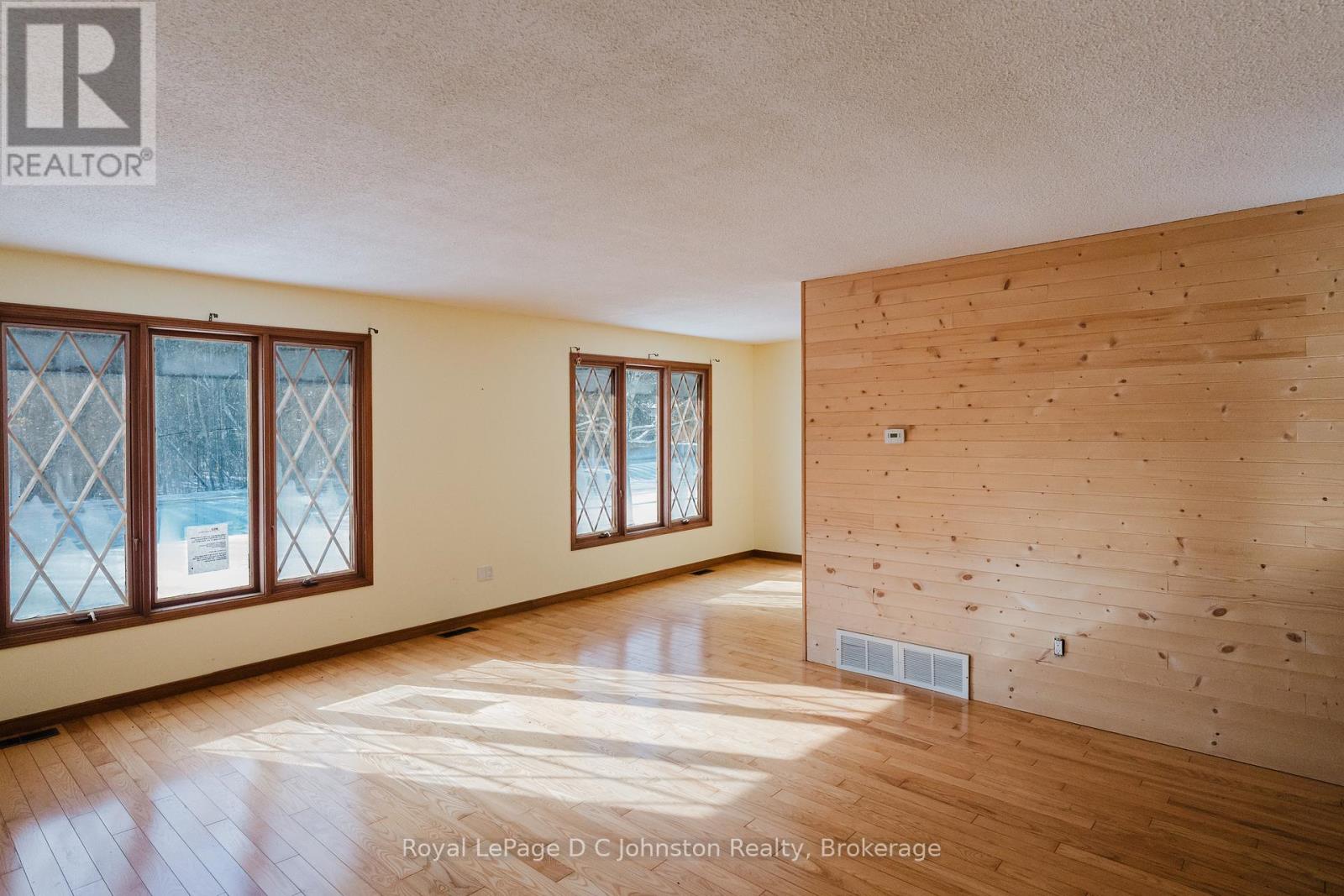 811 30th Street W, Georgian Bluffs, Ontario  N4K 6V5 - Photo 12 - X12534856