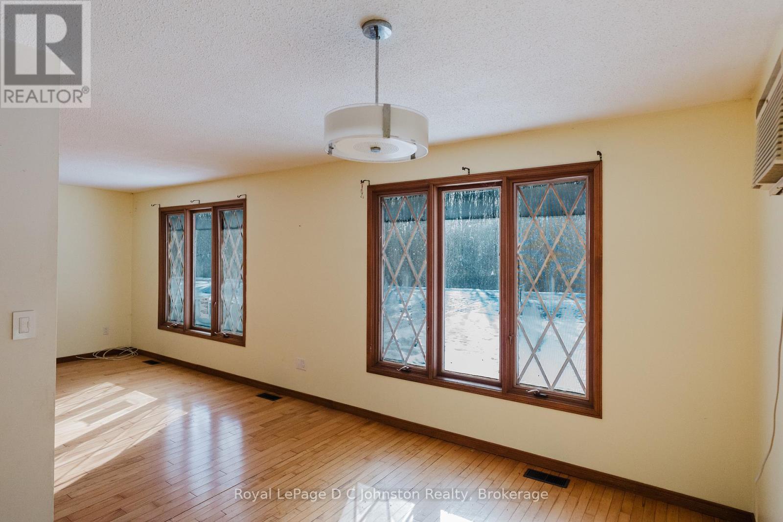 811 30th Street W, Georgian Bluffs, Ontario  N4K 6V5 - Photo 14 - X12534856