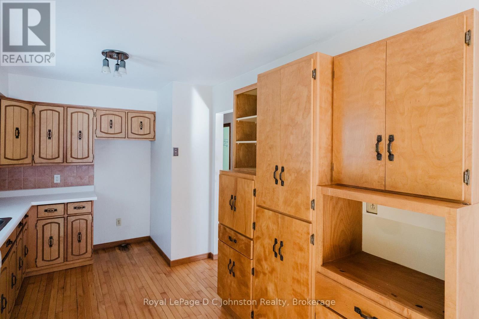 811 30th Street W, Georgian Bluffs, Ontario  N4K 6V5 - Photo 15 - X12534856