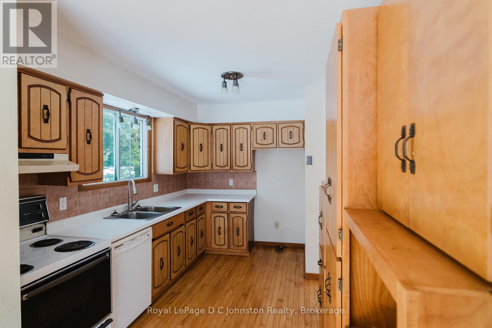 811 30th Street W, Georgian Bluffs, Ontario  N4K 6V5 - Photo 16 - X12534856