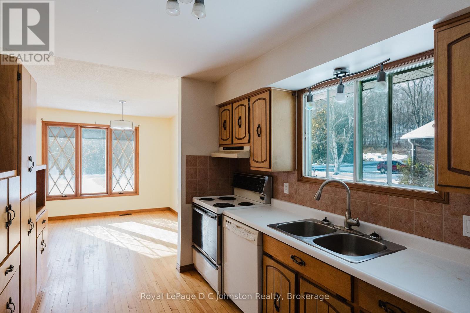 811 30th Street W, Georgian Bluffs, Ontario  N4K 6V5 - Photo 17 - X12534856