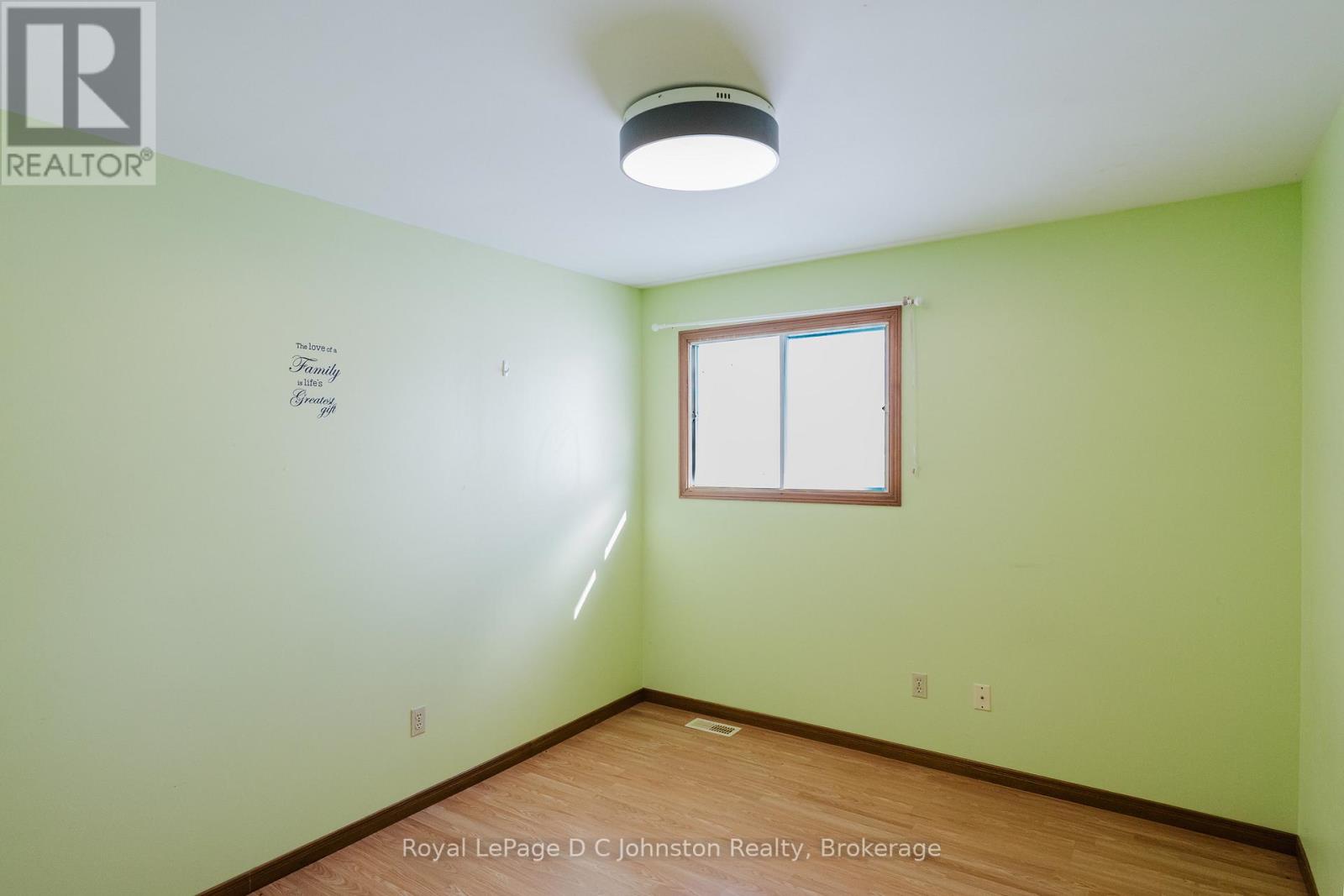 811 30th Street W, Georgian Bluffs, Ontario  N4K 6V5 - Photo 20 - X12534856