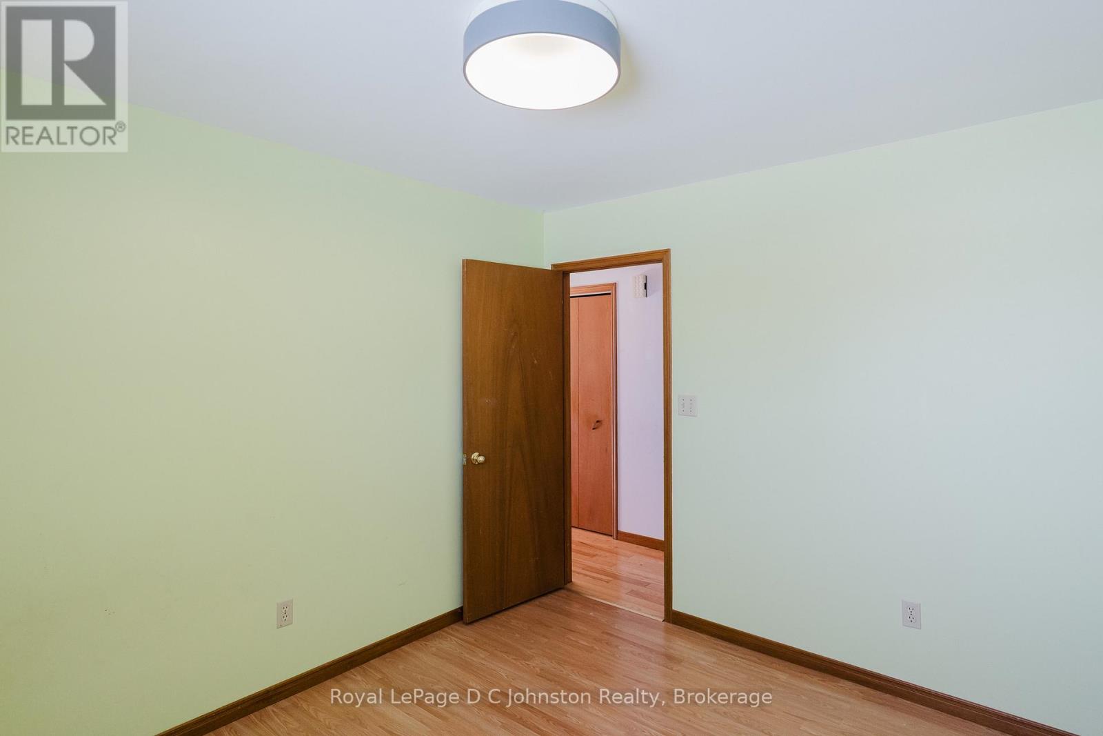 811 30th Street W, Georgian Bluffs, Ontario  N4K 6V5 - Photo 21 - X12534856