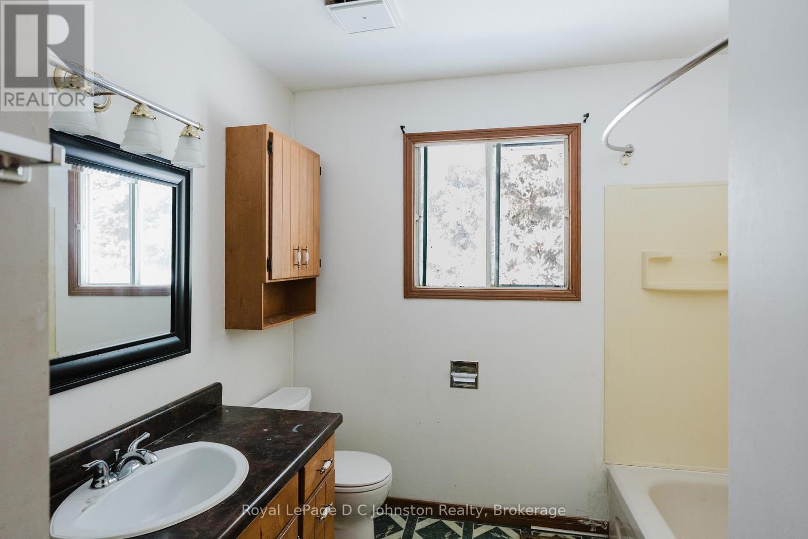 811 30th Street W, Georgian Bluffs, Ontario  N4K 6V5 - Photo 22 - X12534856