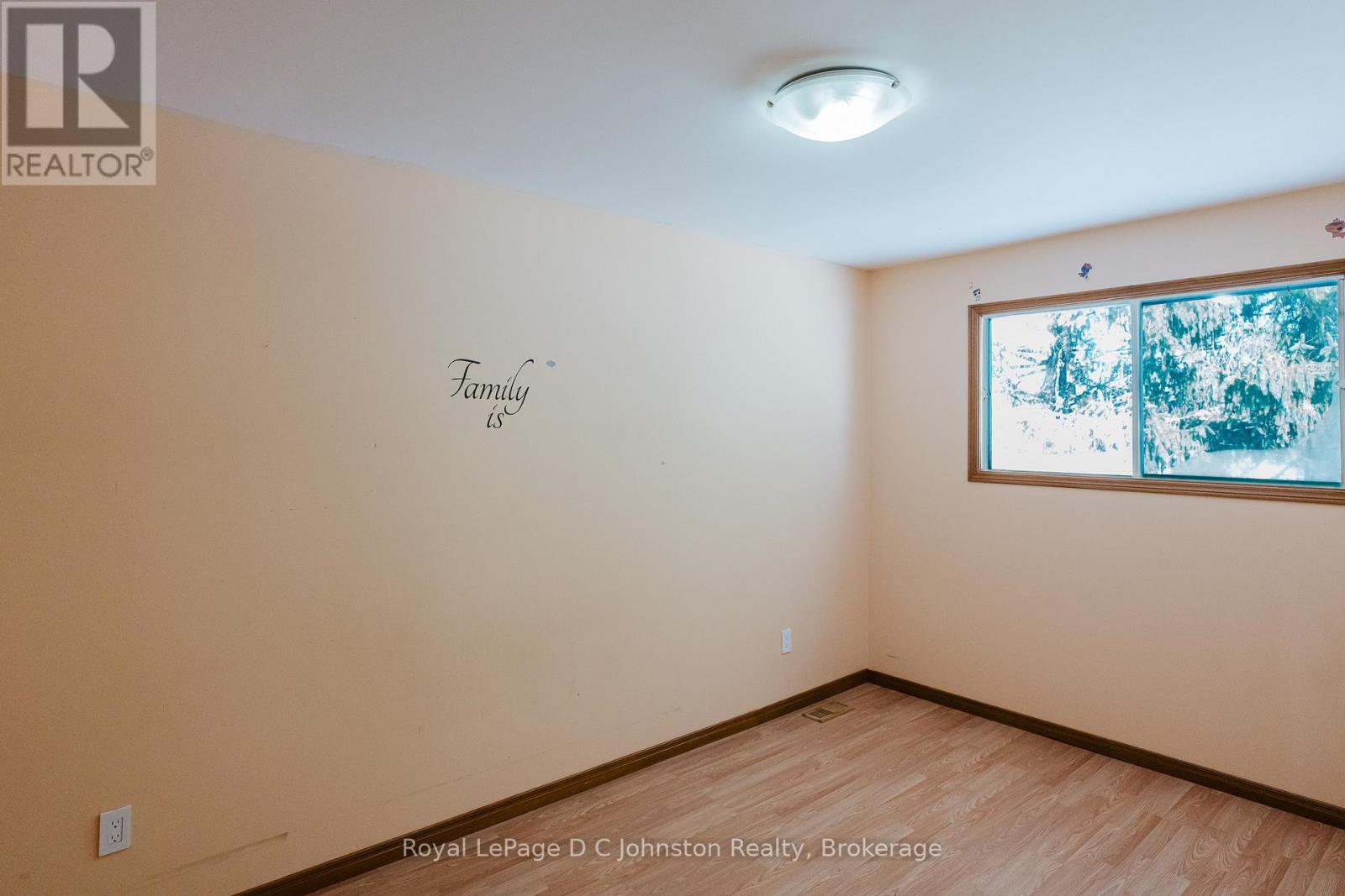 811 30th Street W, Georgian Bluffs, Ontario  N4K 6V5 - Photo 24 - X12534856