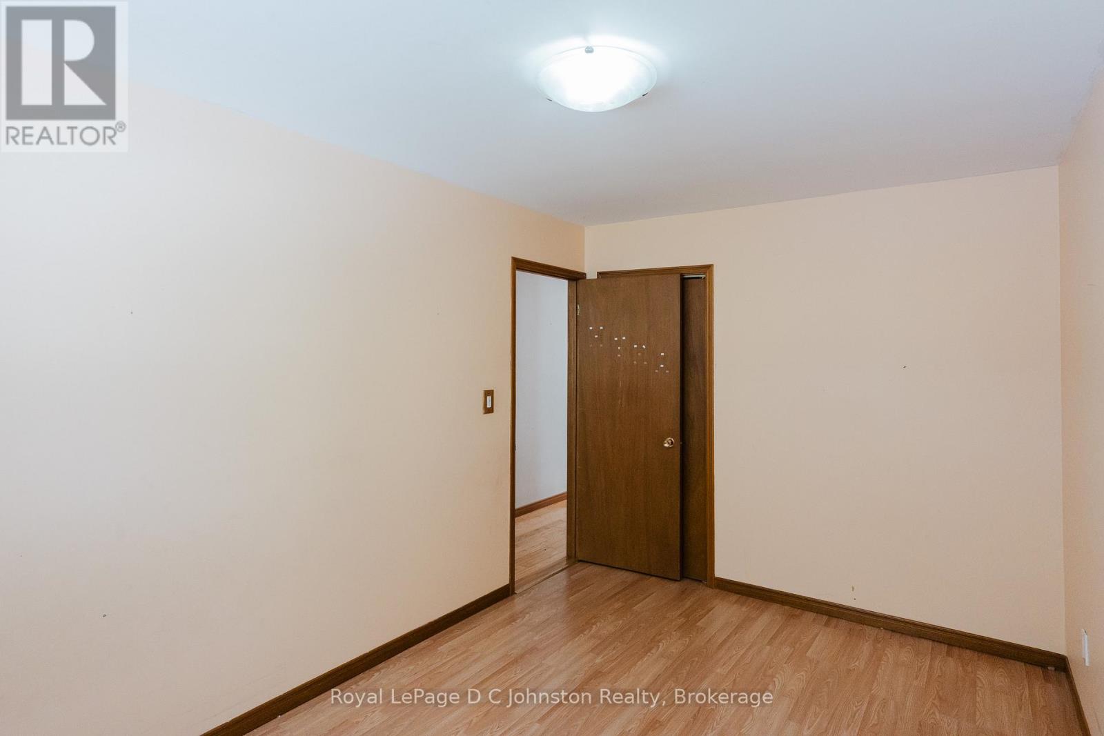 811 30th Street W, Georgian Bluffs, Ontario  N4K 6V5 - Photo 25 - X12534856