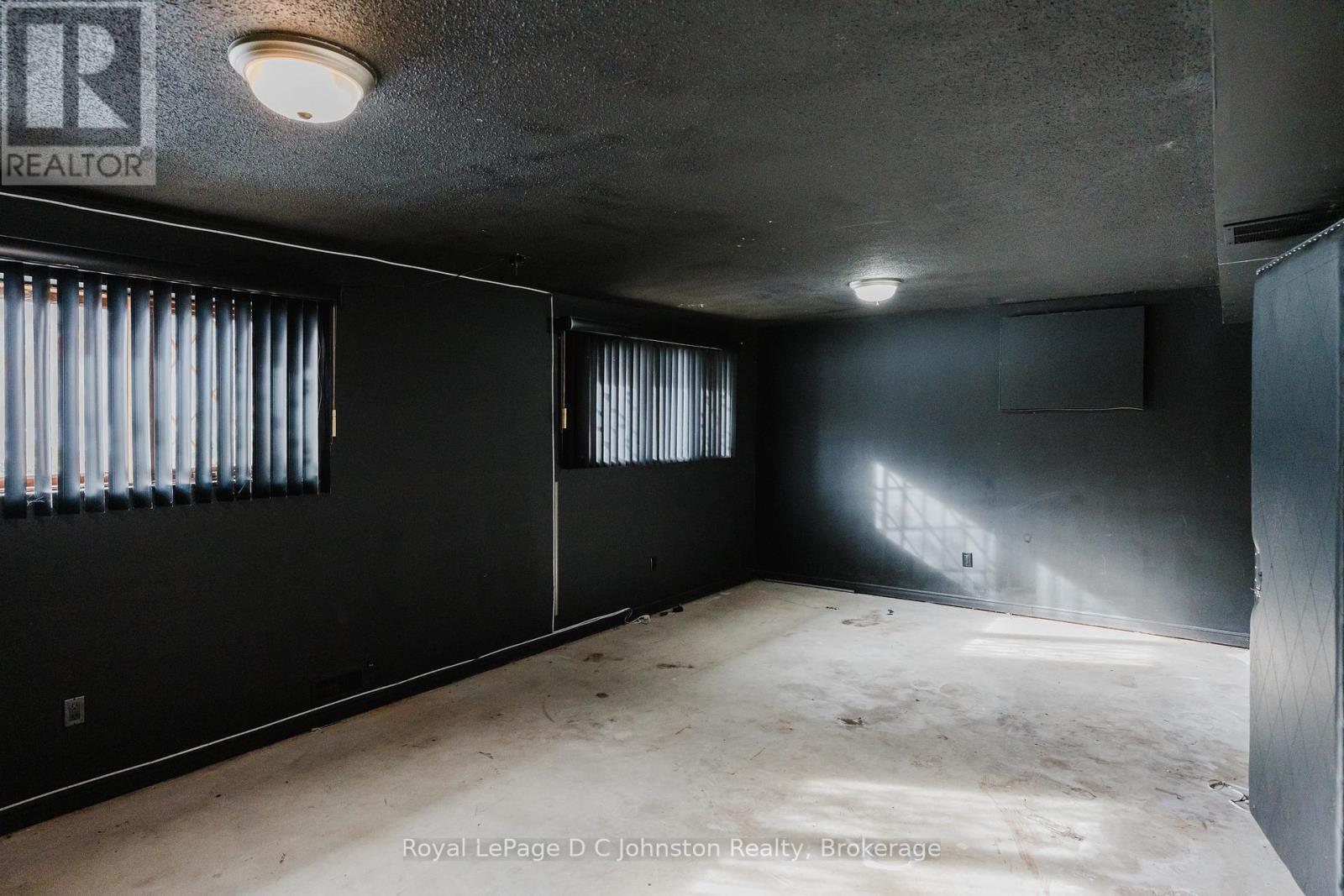 811 30th Street W, Georgian Bluffs, Ontario  N4K 6V5 - Photo 30 - X12534856