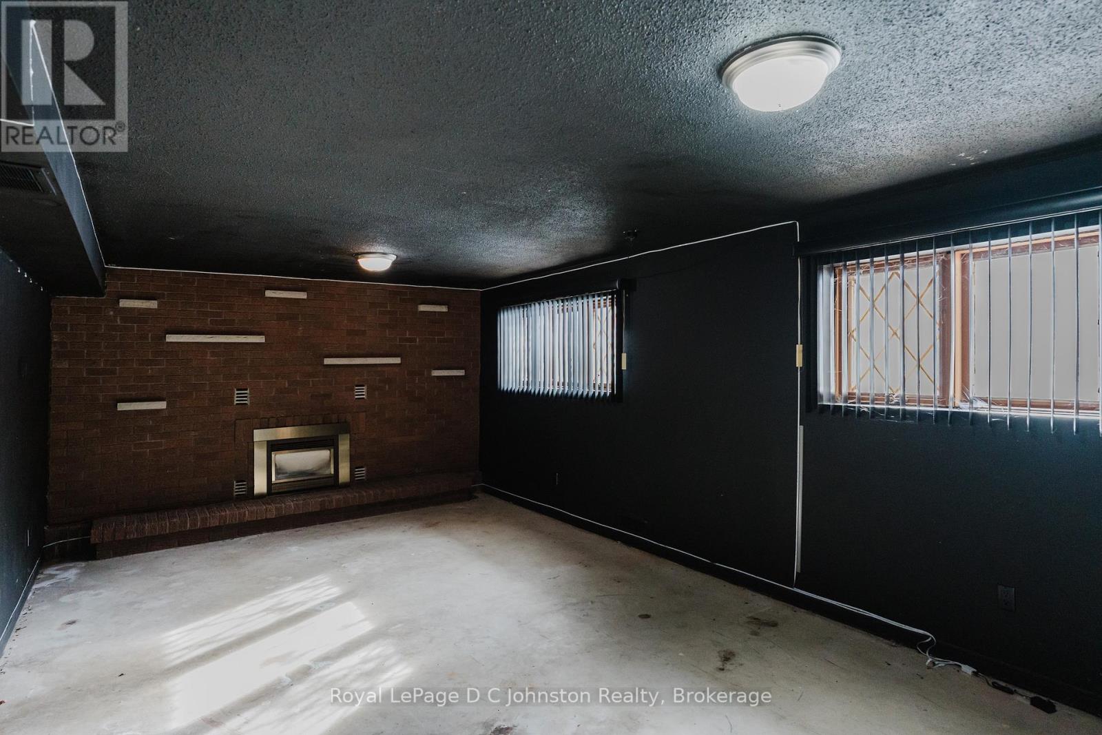 811 30th Street W, Georgian Bluffs, Ontario  N4K 6V5 - Photo 32 - X12534856