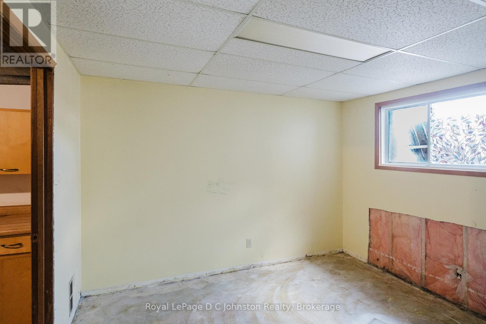 811 30th Street W, Georgian Bluffs, Ontario  N4K 6V5 - Photo 33 - X12534856