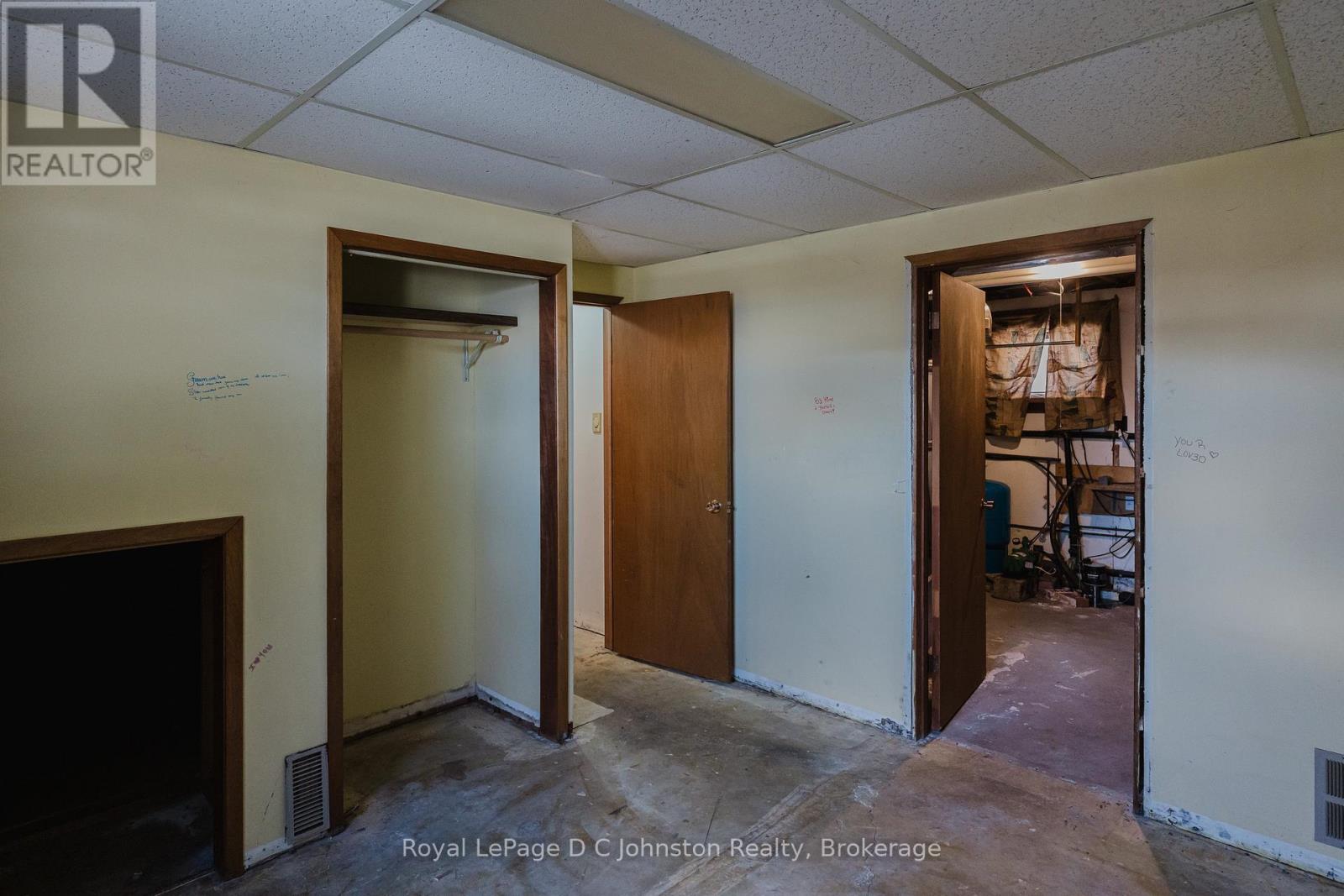 811 30th Street W, Georgian Bluffs, Ontario  N4K 6V5 - Photo 34 - X12534856