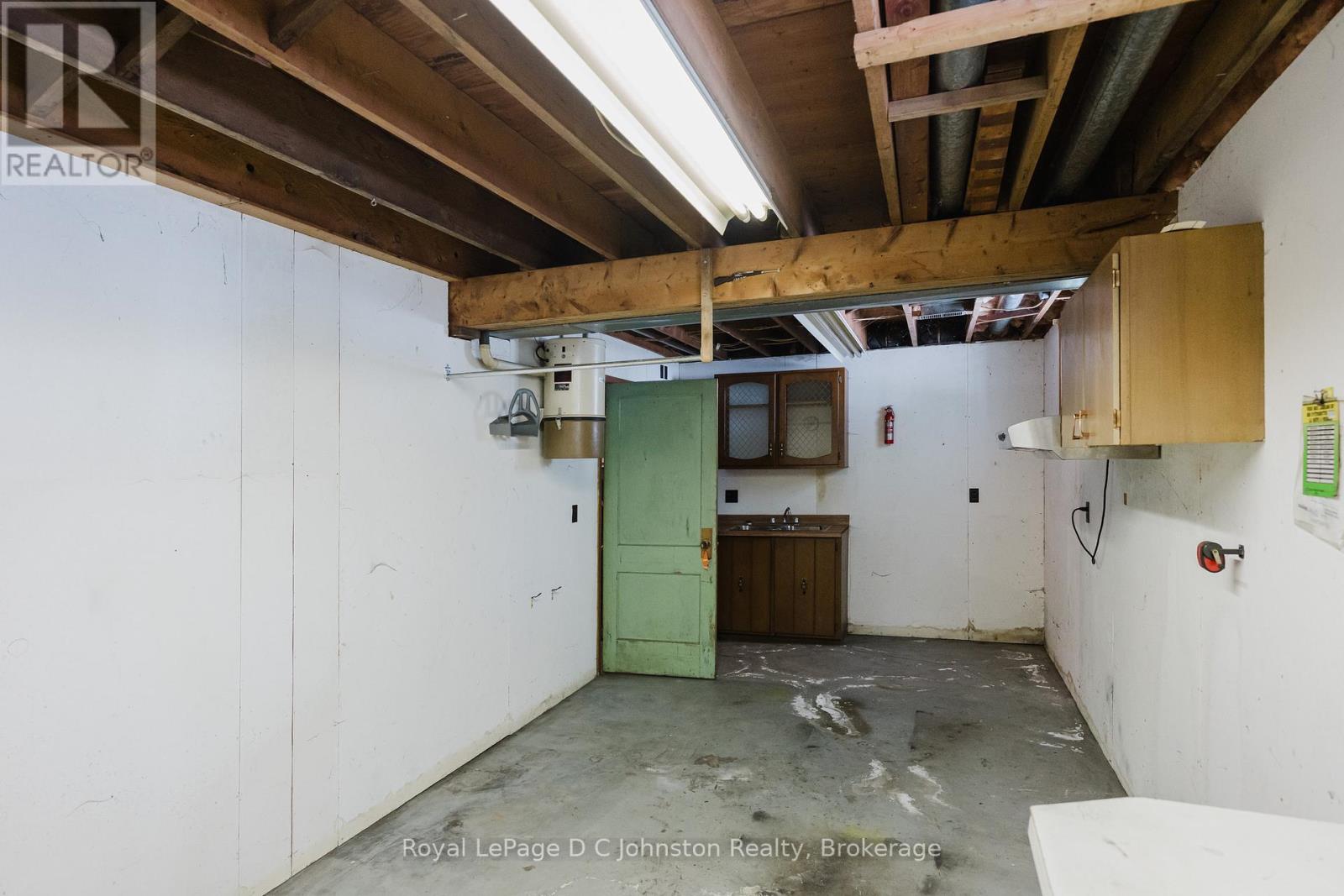 811 30th Street W, Georgian Bluffs, Ontario  N4K 6V5 - Photo 37 - X12534856