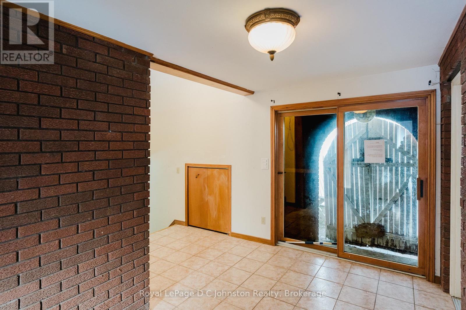 811 30th Street W, Georgian Bluffs, Ontario  N4K 6V5 - Photo 7 - X12534856