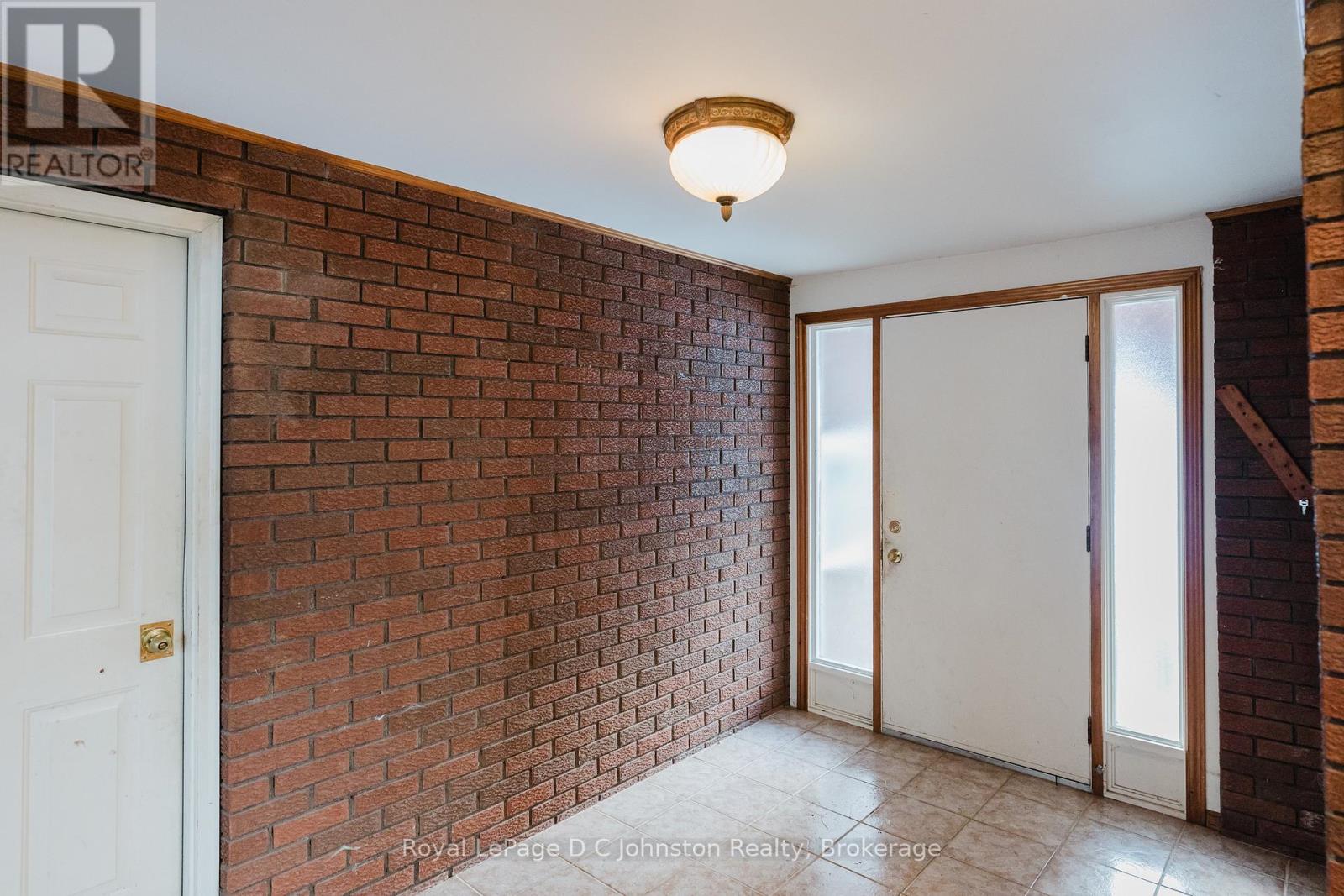 811 30th Street W, Georgian Bluffs, Ontario  N4K 6V5 - Photo 8 - X12534856