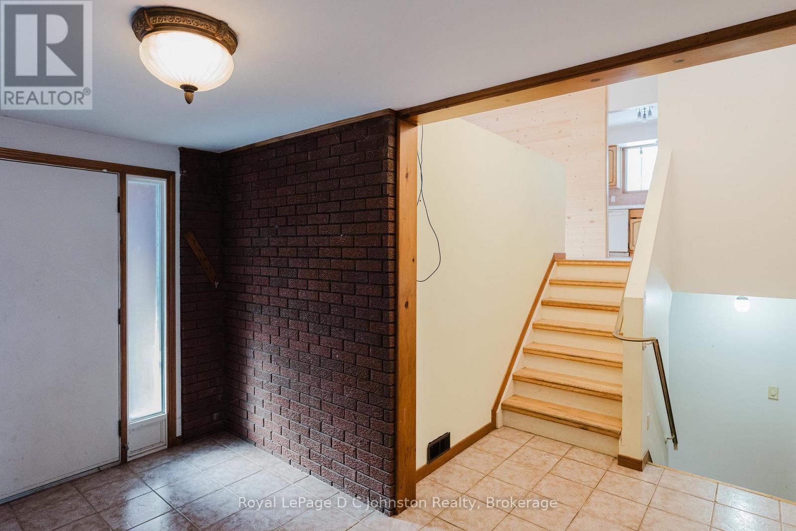 811 30th Street W, Georgian Bluffs, Ontario  N4K 6V5 - Photo 9 - X12534856