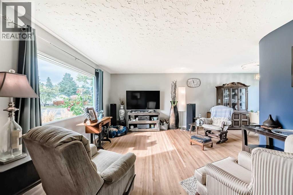 126 Springwood Drive Sw, Calgary, Alberta  T2W 0K5 - Photo 6 - A2261893