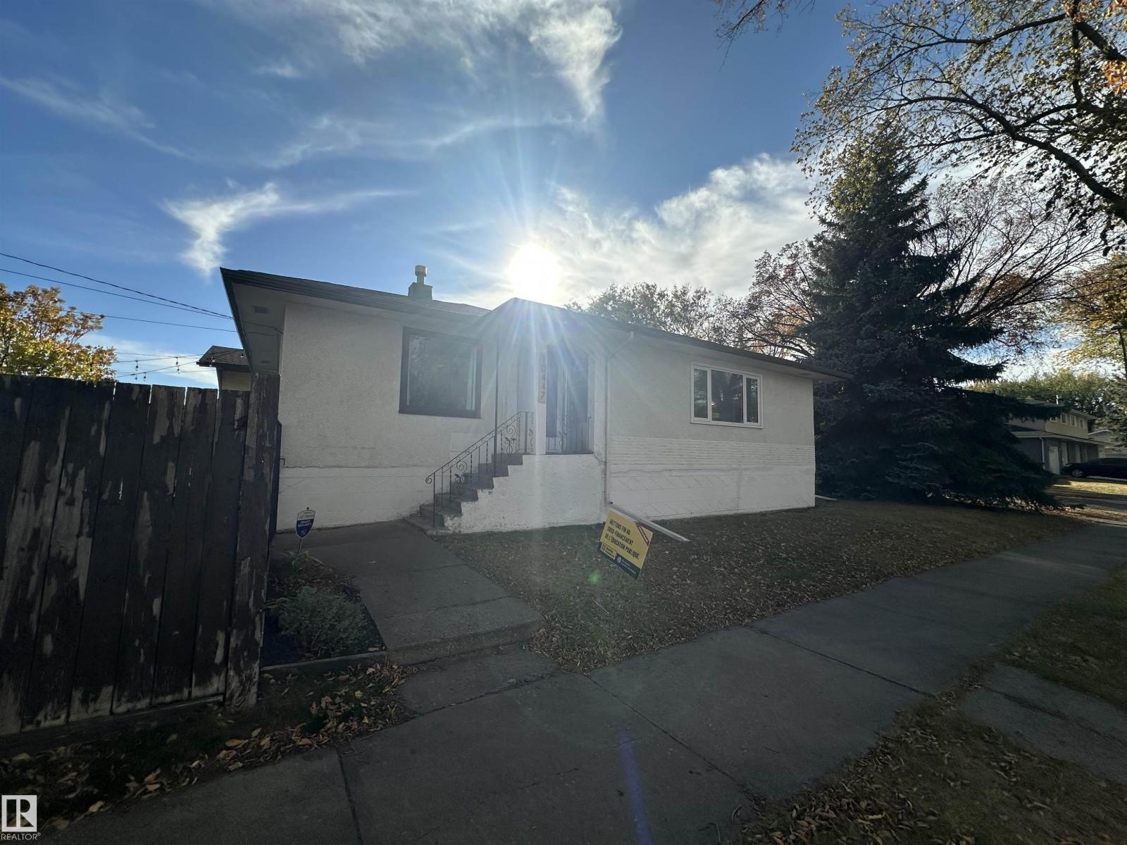 10447 81 St Nw, Edmonton, Alberta  T6A 3K9 - Photo 2 - E4462738