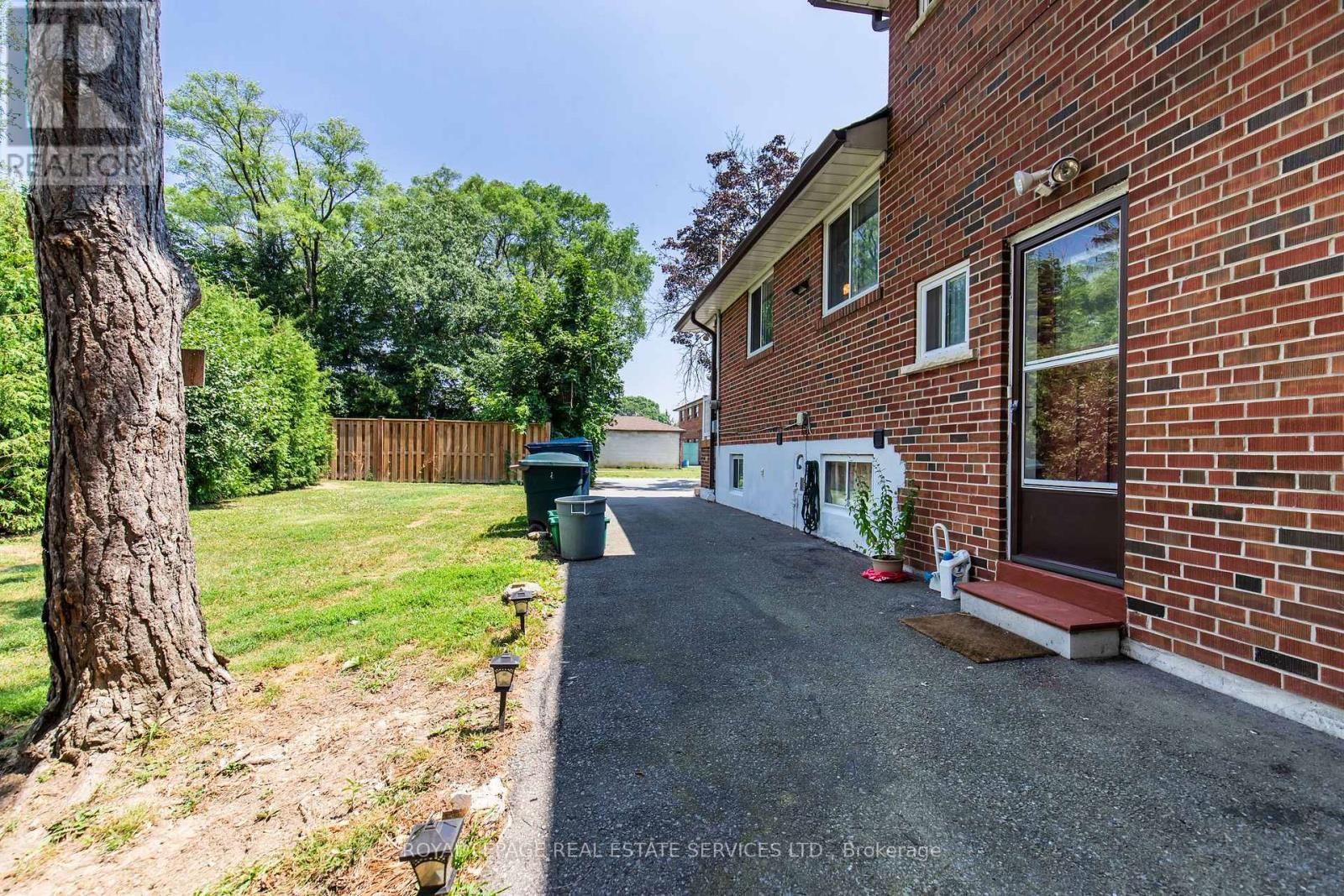 75 Upwood Avenue, Toronto, Ontario  M6L 3A4 - Photo 39 - W12534830