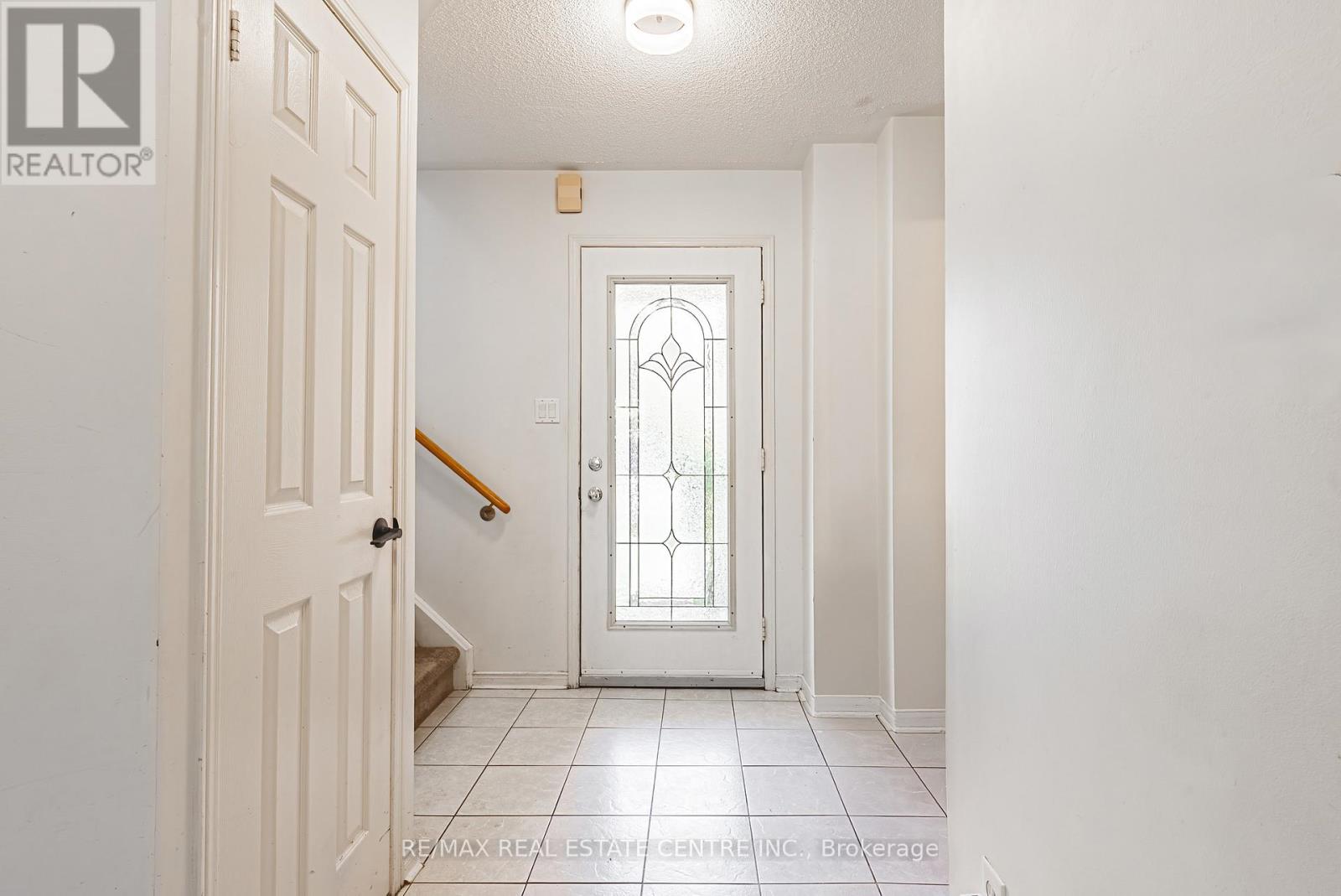 487 Taylor Crescent, Burlington, Ontario  L7L 6G2 - Photo 5 - W12534868