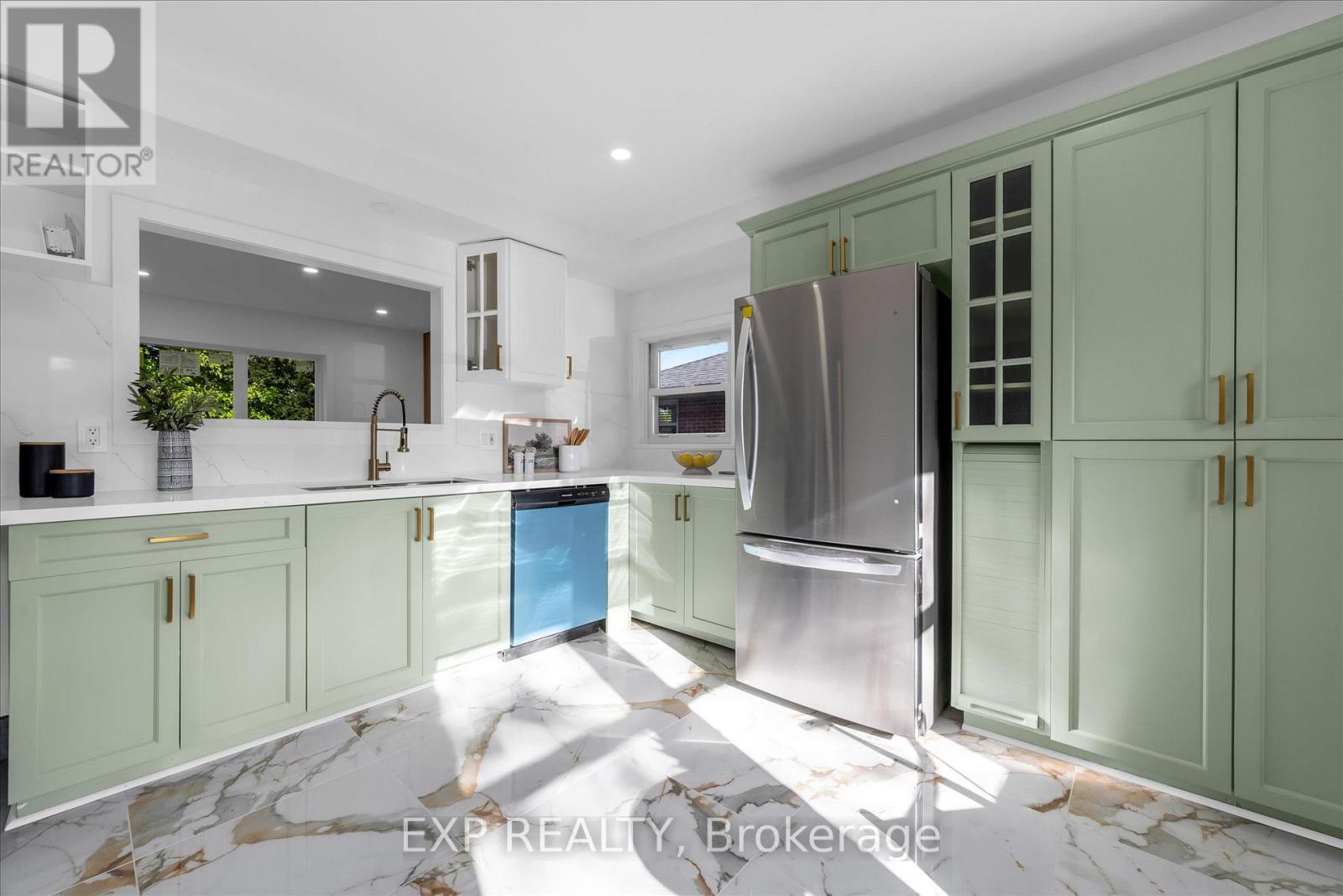 39 Grandfield Street, Hamilton, Ontario  L8T 2H1 - Photo 5 - X12534816