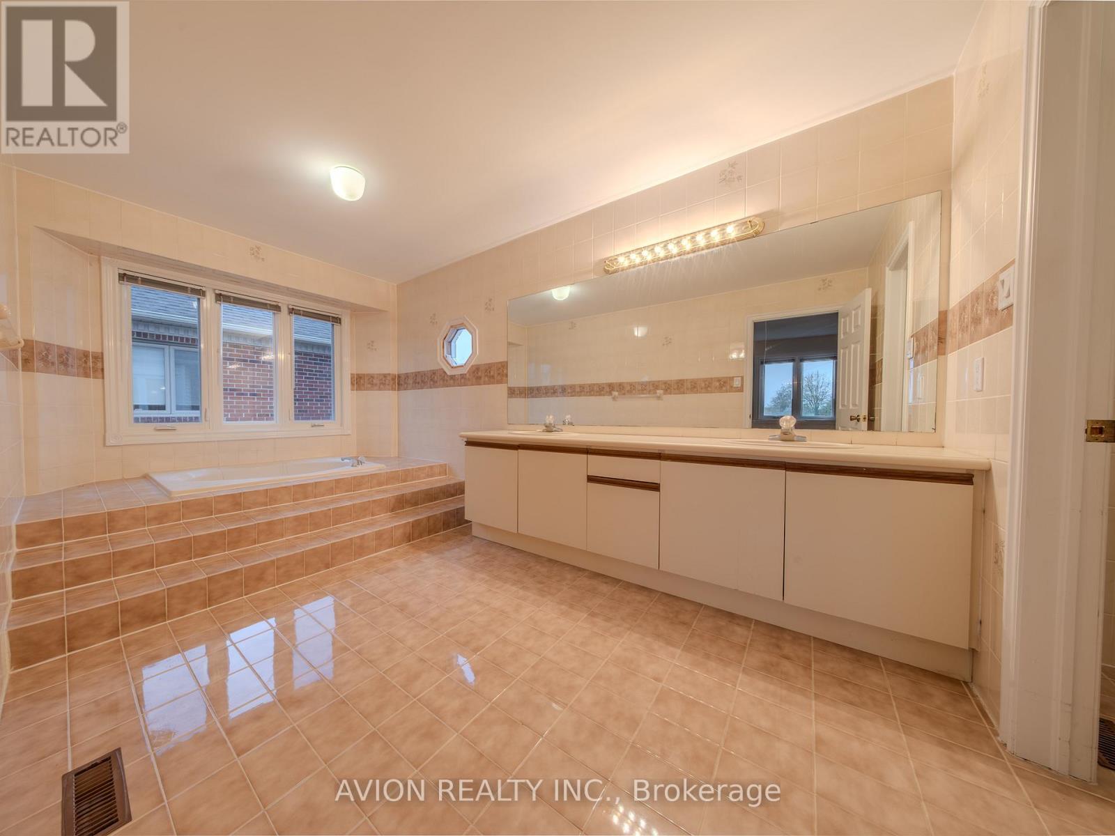 103 Spadina Road, Richmond Hill, Ontario  L4B 2Y9 - Photo 17 - N12534938