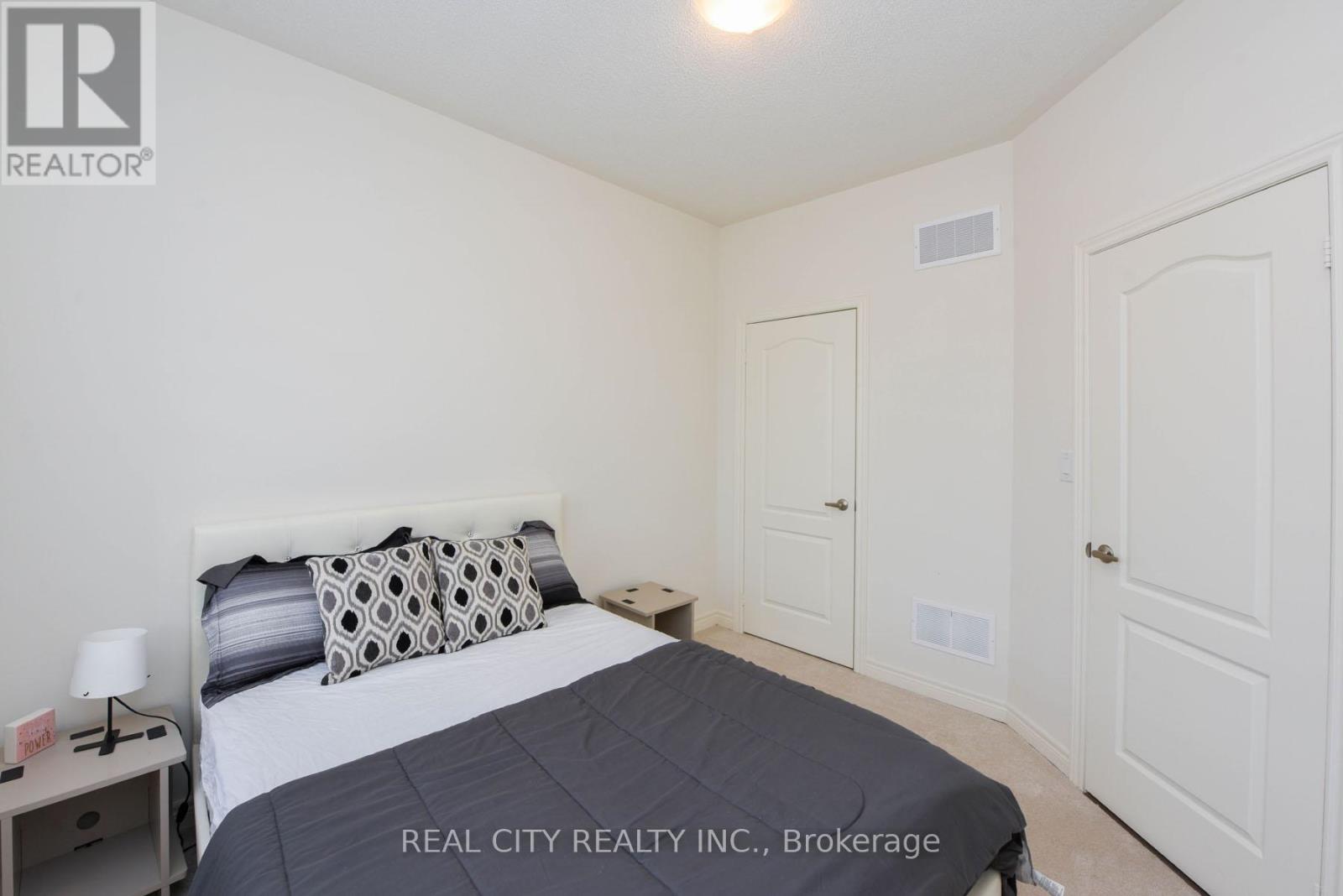 38 Silver Meadow Gardens, Hamilton, Ontario  L8B 1Z4 - Photo 24 - X12534998