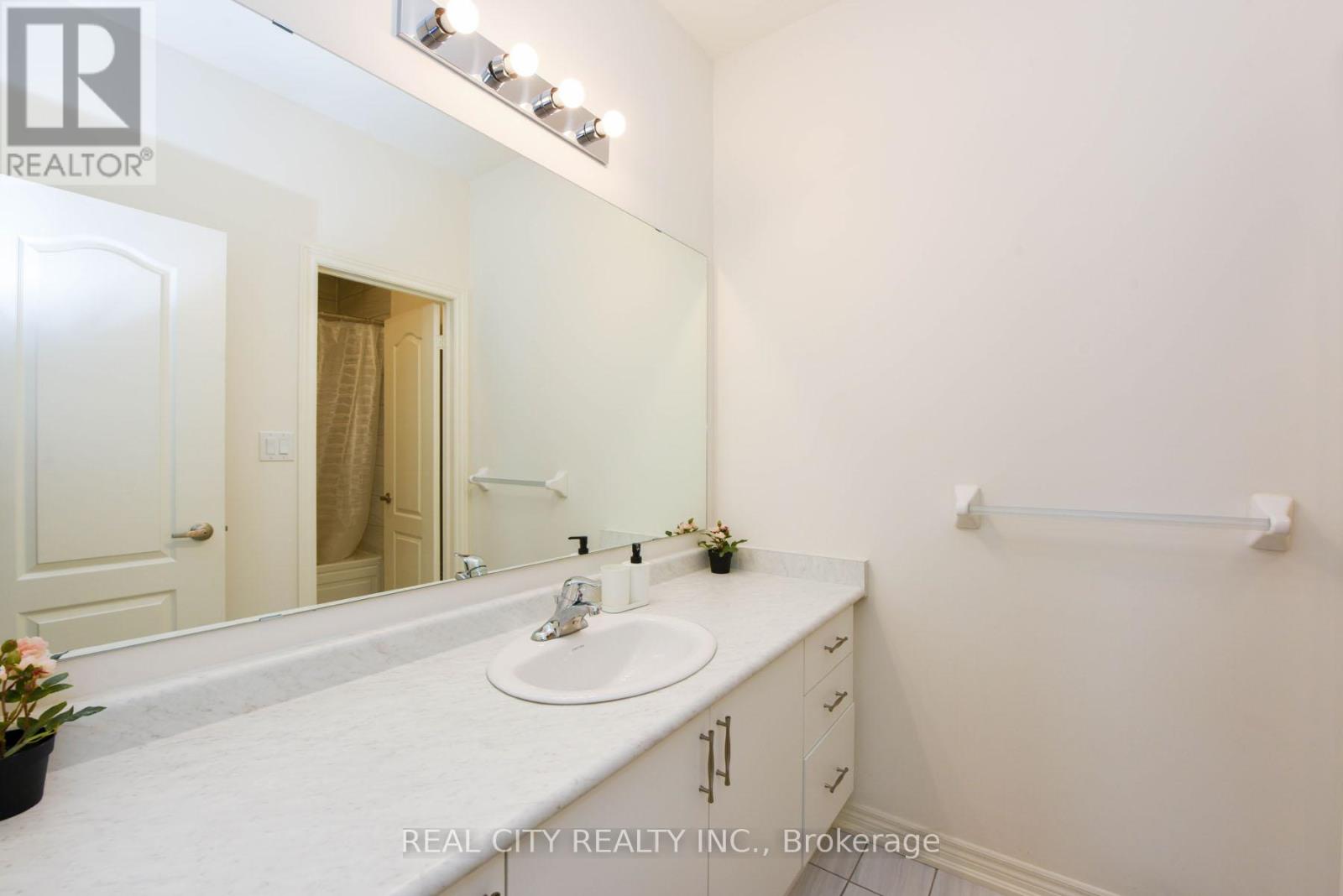 38 Silver Meadow Gardens, Hamilton, Ontario  L8B 1Z4 - Photo 28 - X12534998