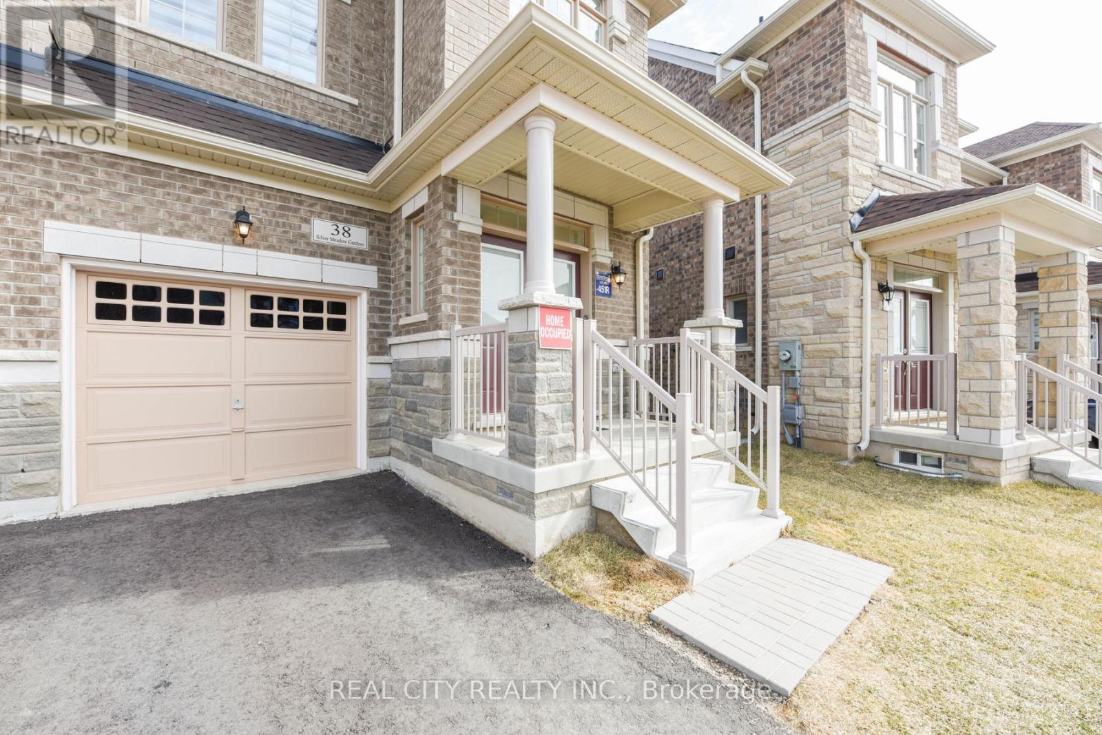 38 Silver Meadow Gardens, Hamilton, Ontario  L8B 1Z4 - Photo 4 - X12534998