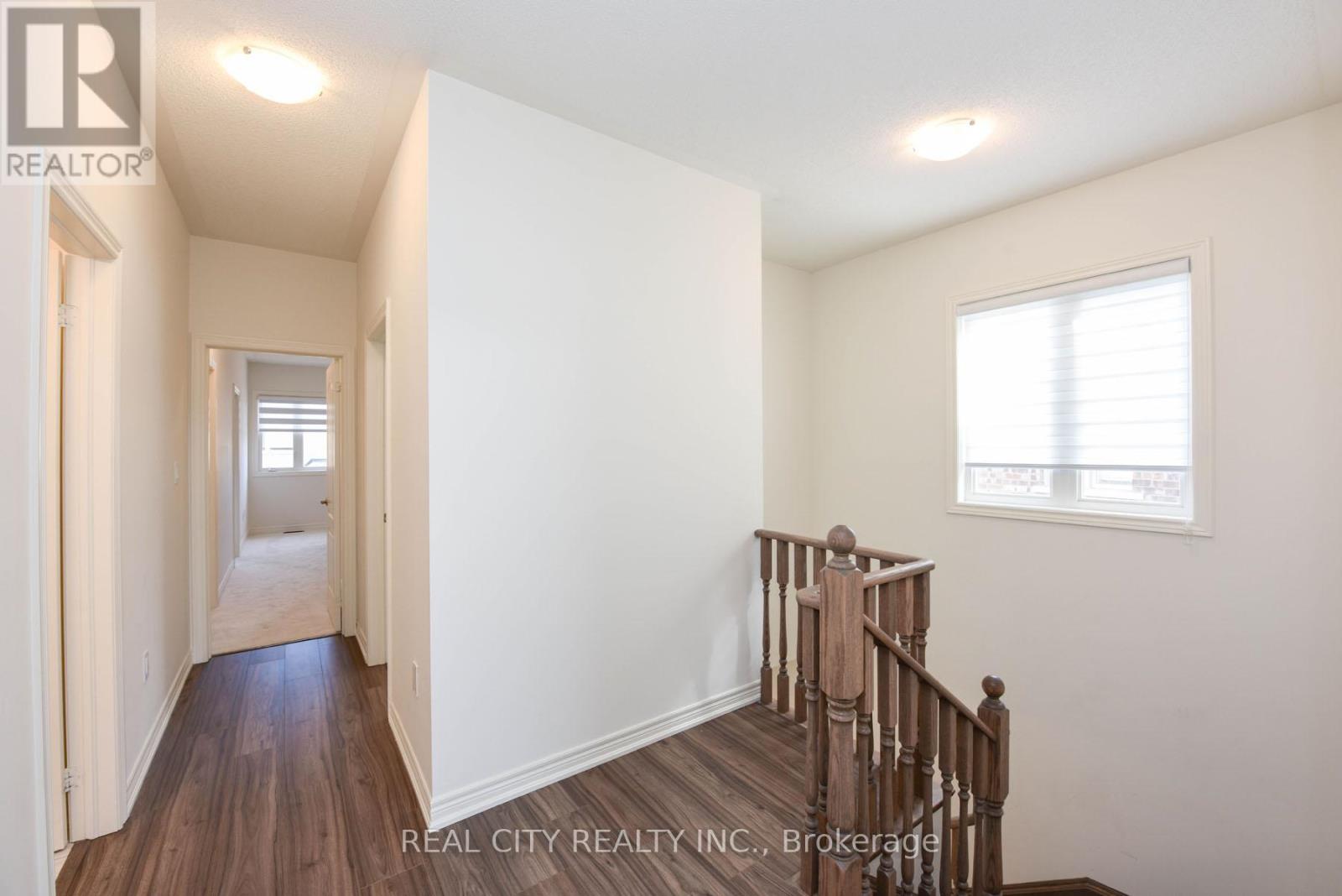 38 Silver Meadow Gardens, Hamilton, Ontario  L8B 1Z4 - Photo 5 - X12534998