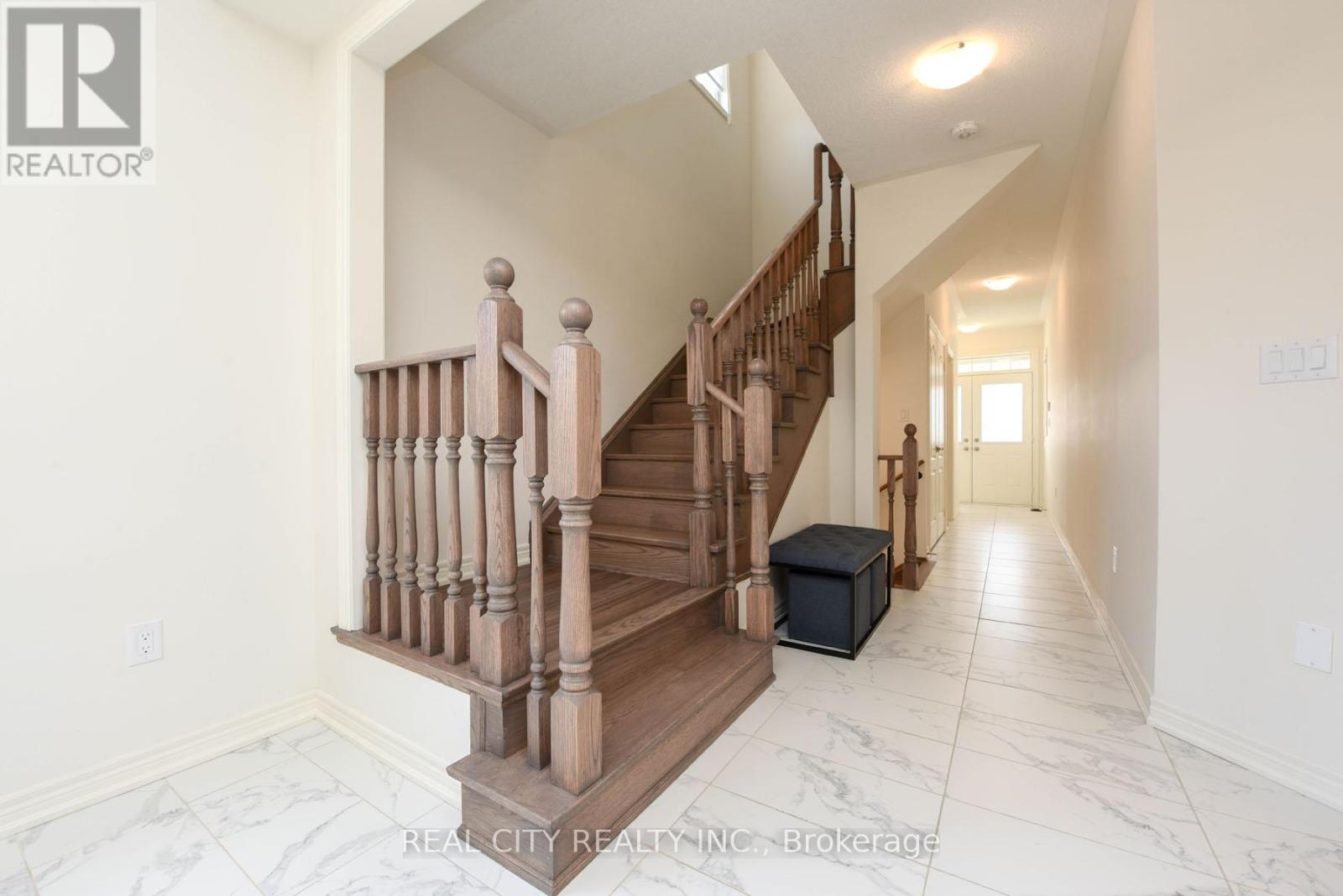 38 Silver Meadow Gardens, Hamilton, Ontario  L8B 1Z4 - Photo 7 - X12534998