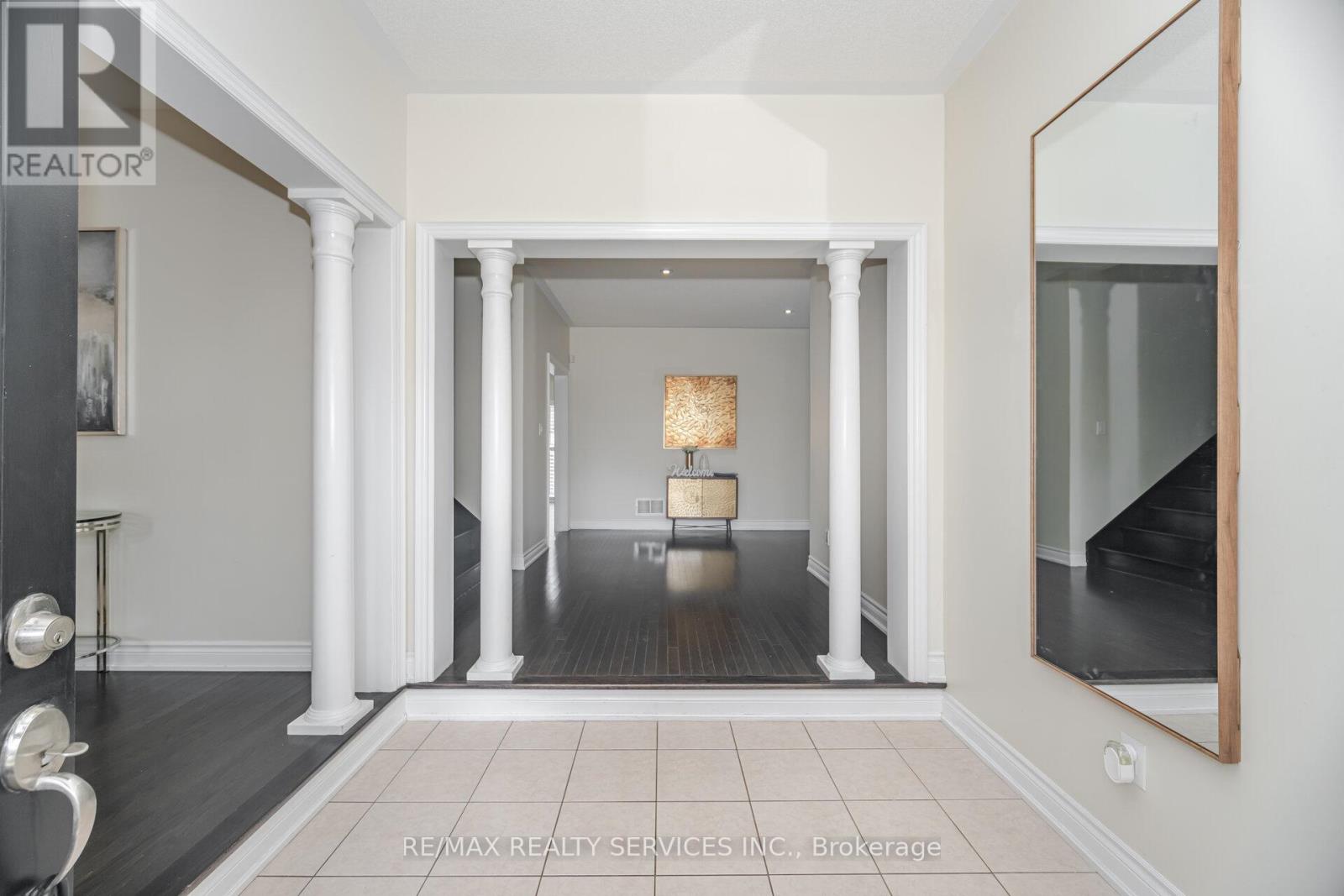 6 Beacon Hill Drive, Brampton, Ontario L6X 0V6 - Photo 5 - W12506636