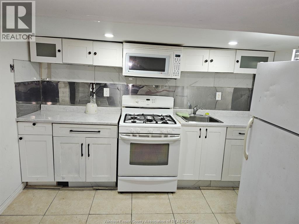 987 Mckay #lower, Windsor, Ontario  N9B 2A4 - Photo 4 - 25028540