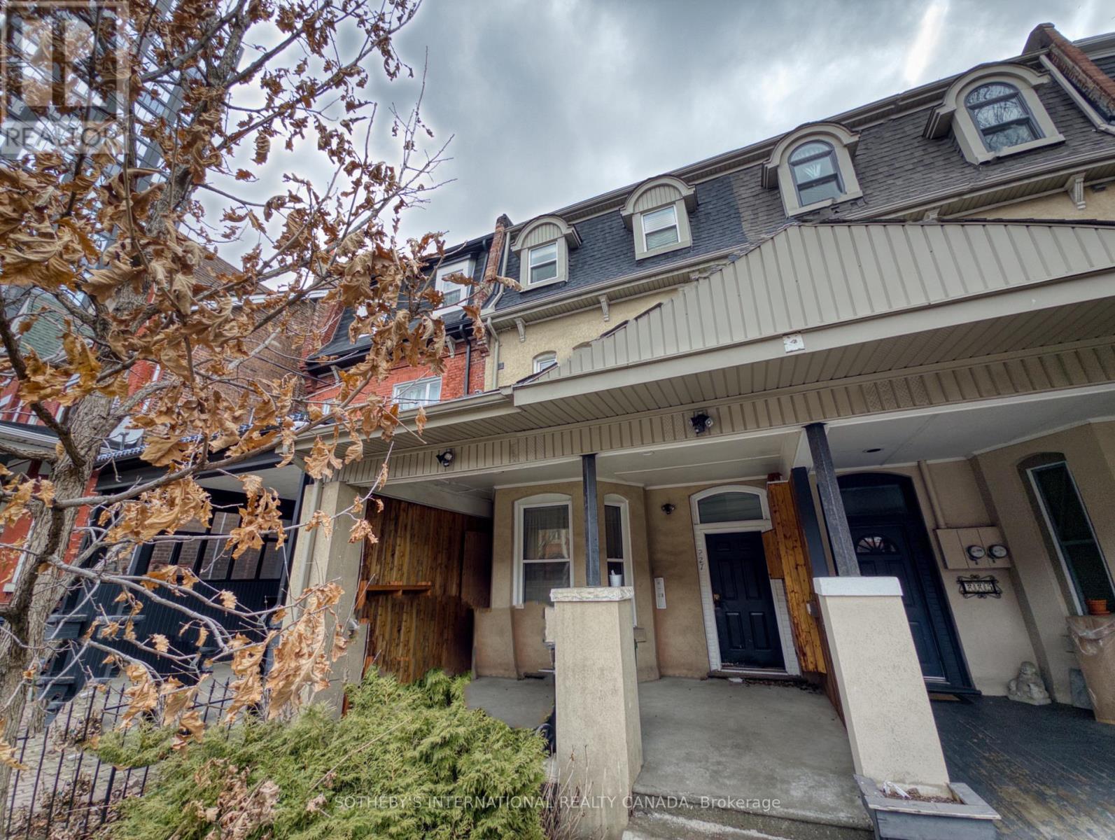 0 - 227 BEVERLEY STREET, Toronto, Ontario