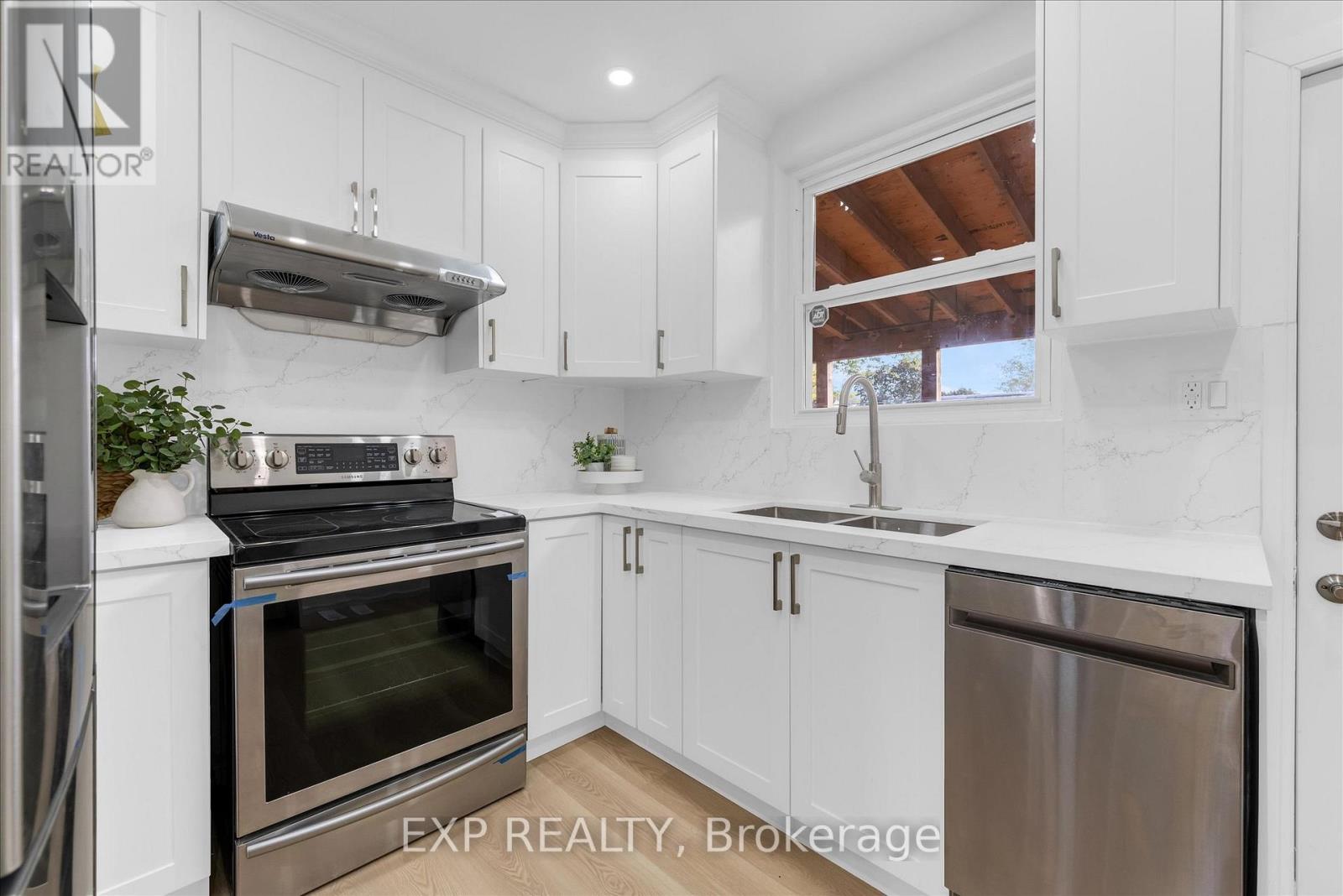 24 Eaton Place, Hamilton, Ontario  L8H 1N7 - Photo 5 - X12535052