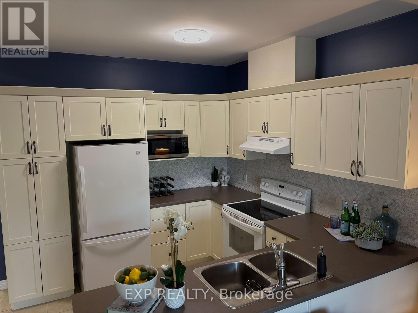 102 - 1 Chamberlain Crescent, Collingwood, Ontario  L9Y 0E3 - Photo 4 - S12424501