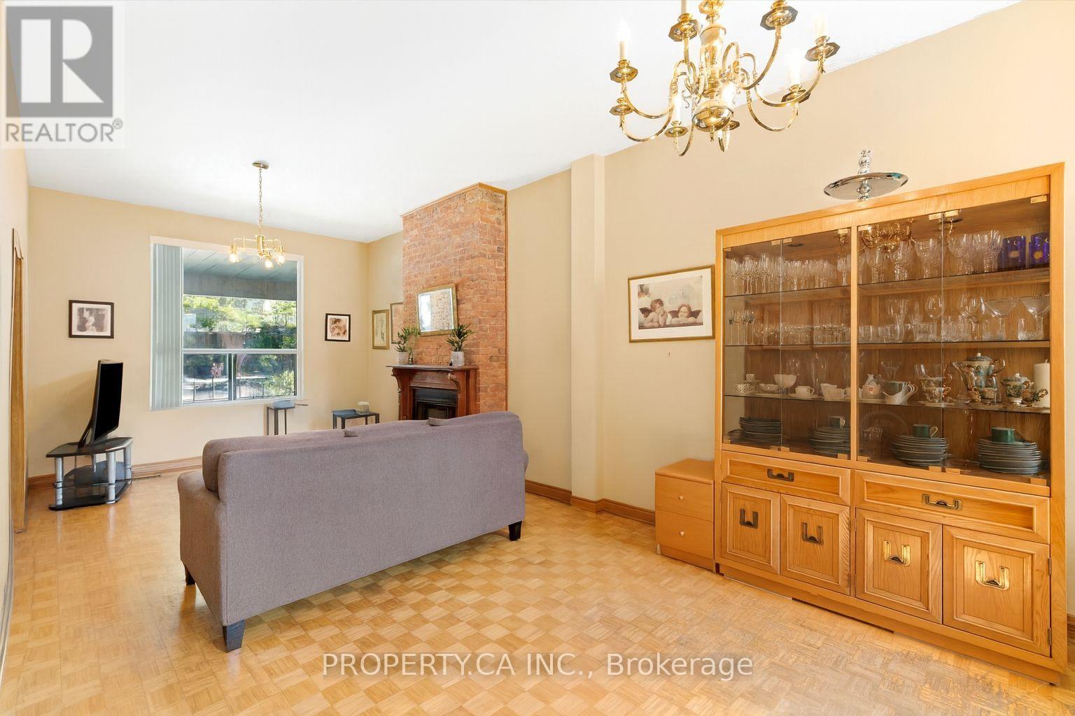 790 Manning Avenue, Toronto, Ontario  M6G 2W6 - Photo 18 - C12535086