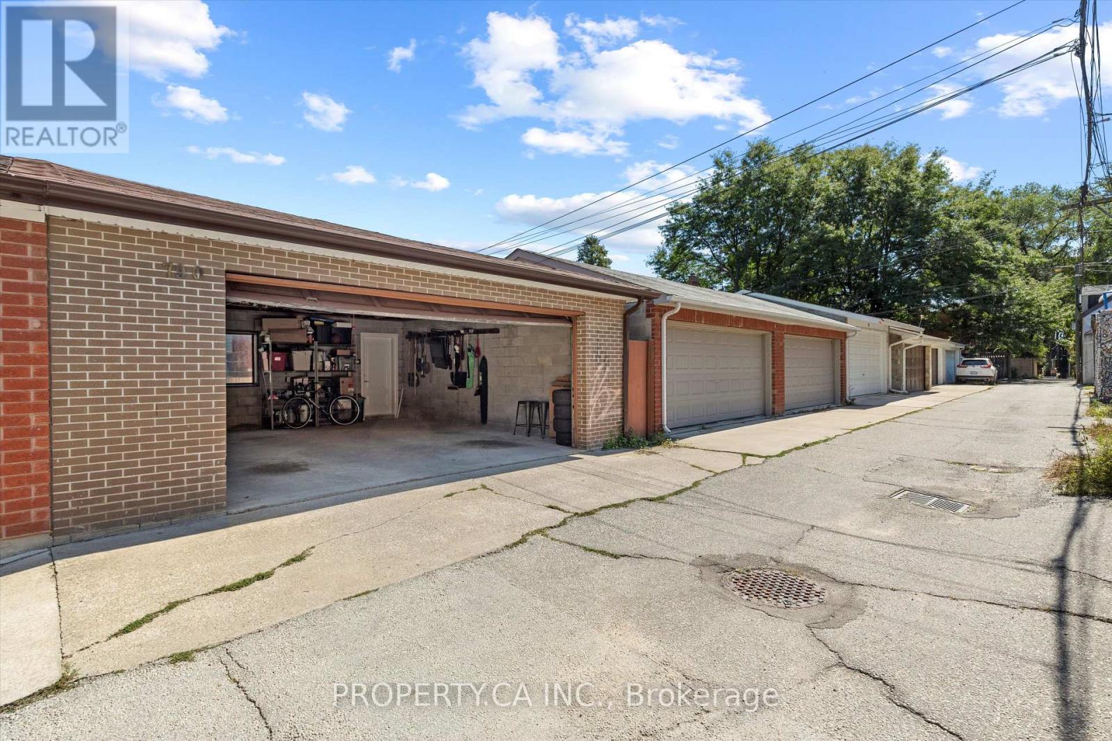 790 Manning Avenue, Toronto, Ontario  M6G 2W6 - Photo 37 - C12535086