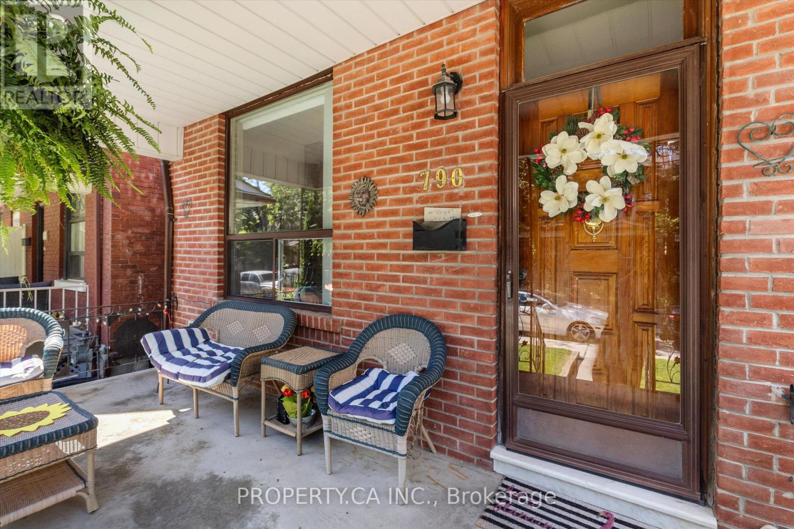 790 Manning Avenue, Toronto, Ontario  M6G 2W6 - Photo 5 - C12535086