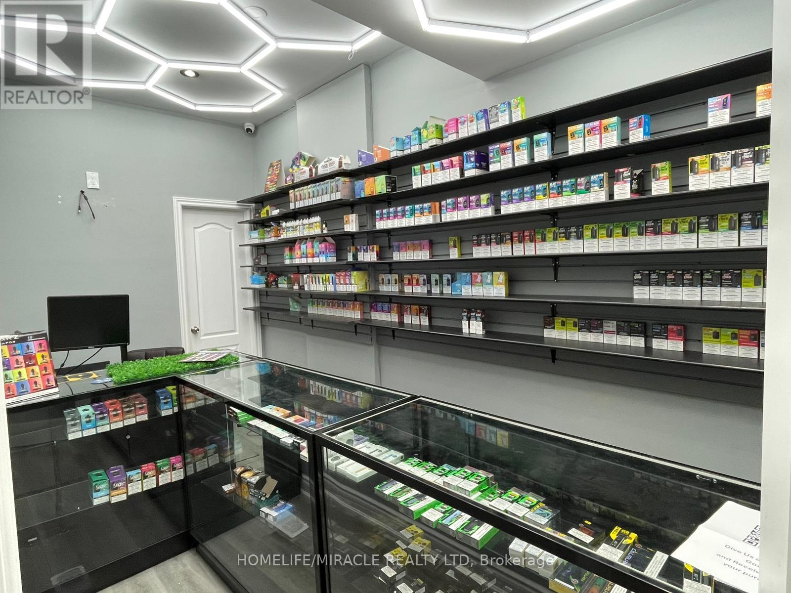 988 St Clair Avenue W, Toronto, Ontario  M6E 1A2 - Photo 3 - C12535100