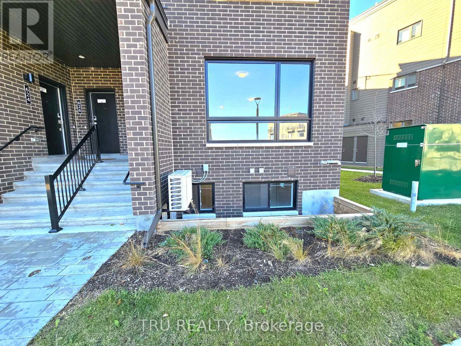 630 Mishi Private, Ottawa, Ontario  K1K 5C5 - Photo 3 - X12535146